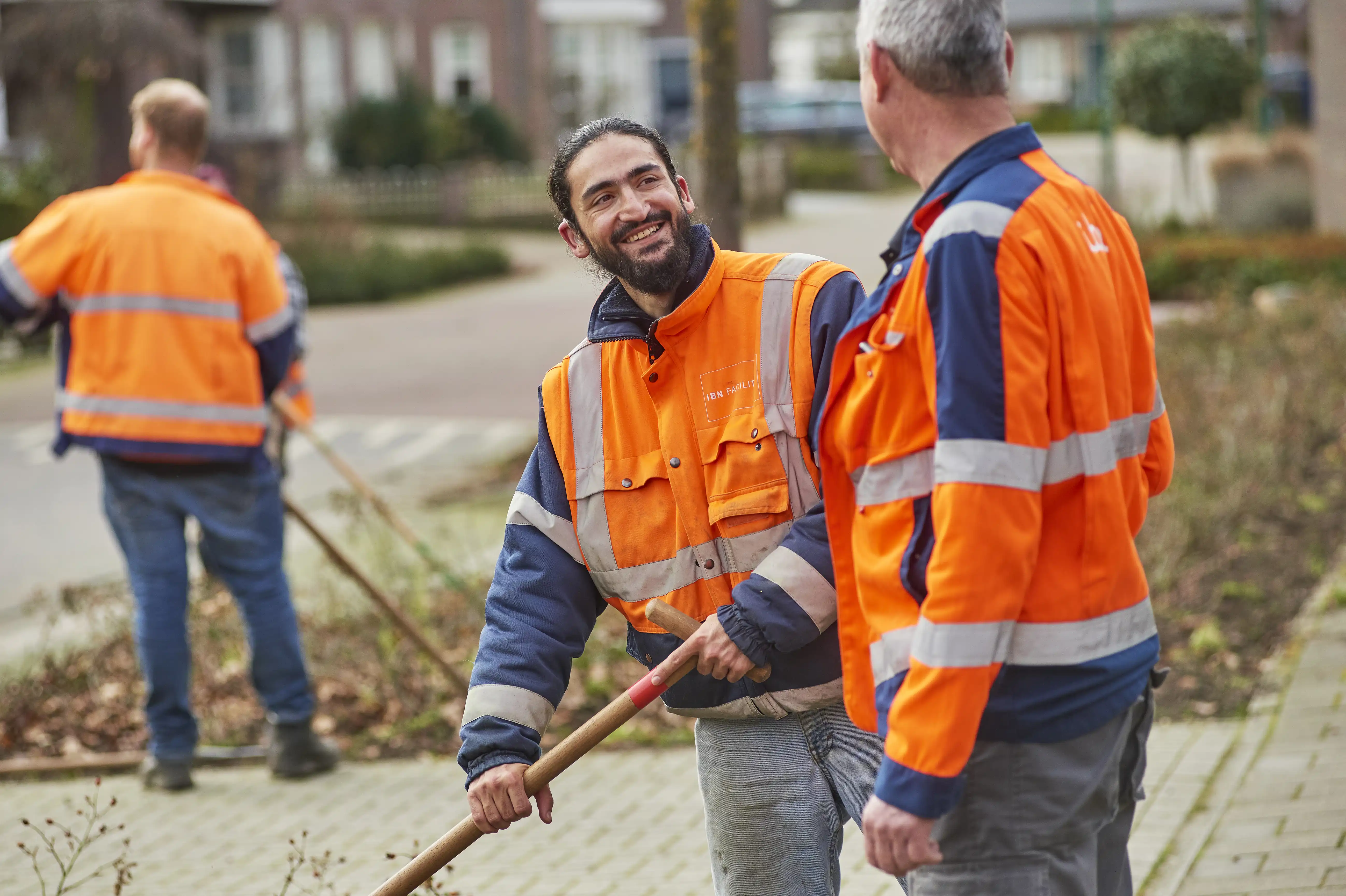 Hussain aan het werk in het groenonderhoud