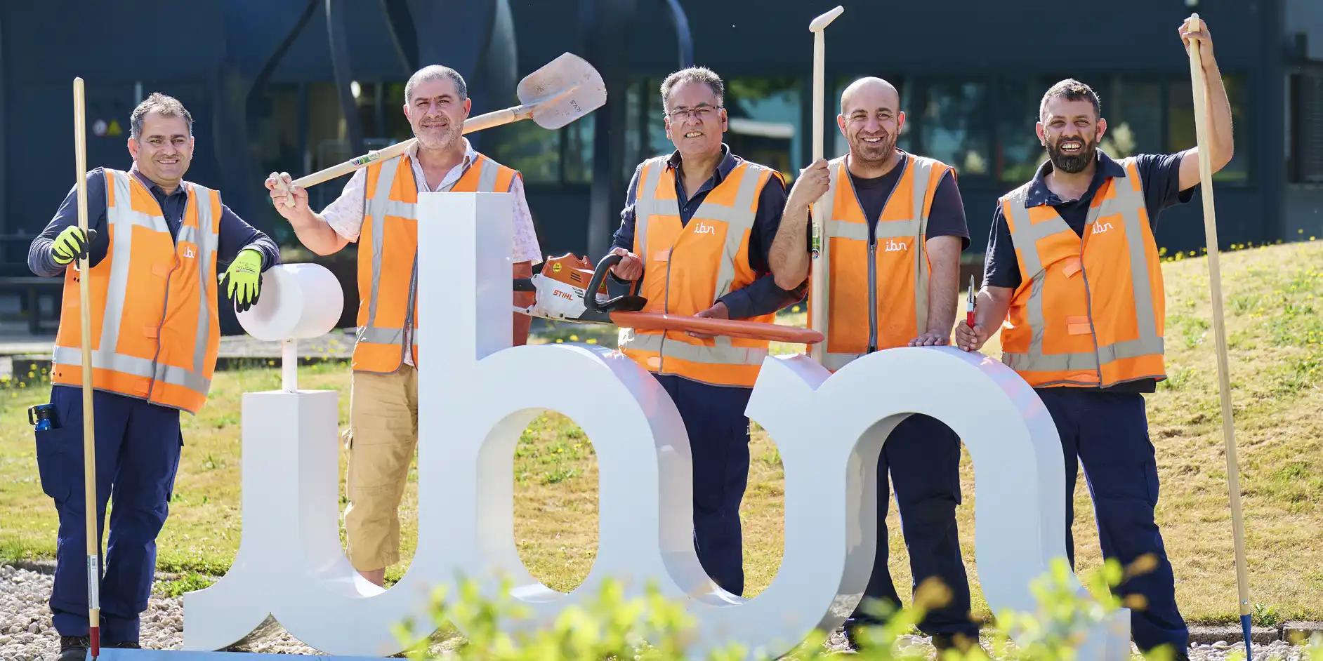 Statushouders werken bij IBN in het groen