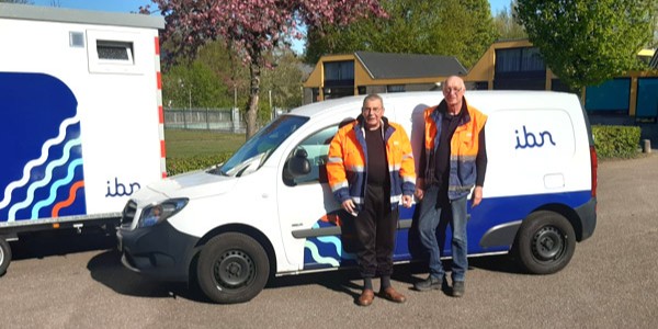 Johan met collega voor auto IBN