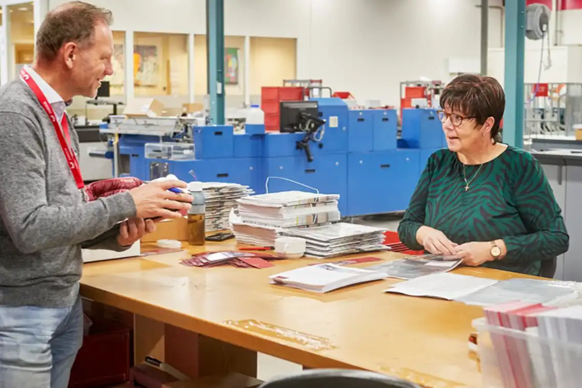 Marjo op haar werkplek aan het inpakken