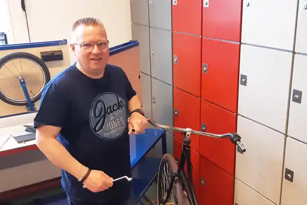 Roy repareert een fiets
