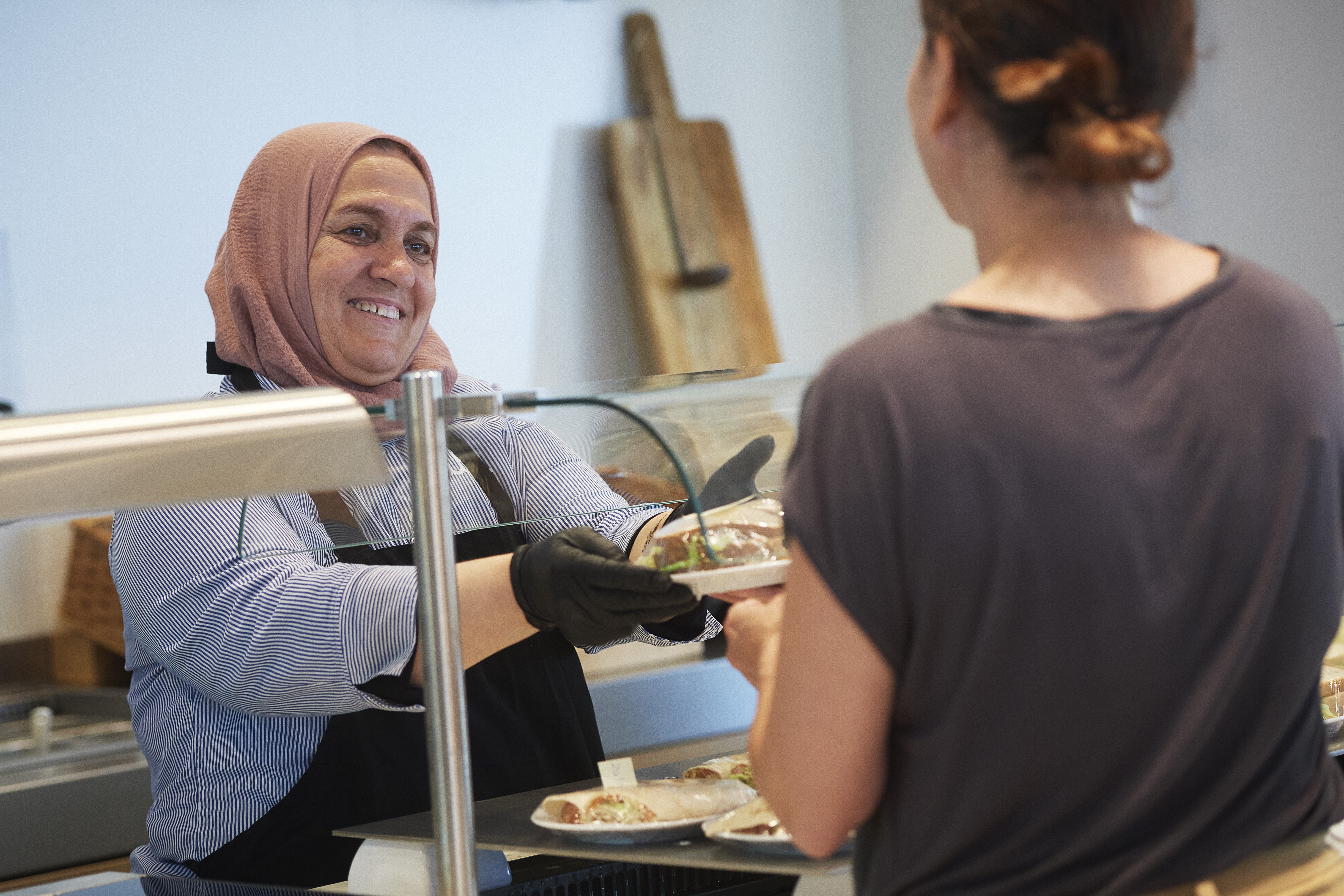 Sadika deelt eten uit