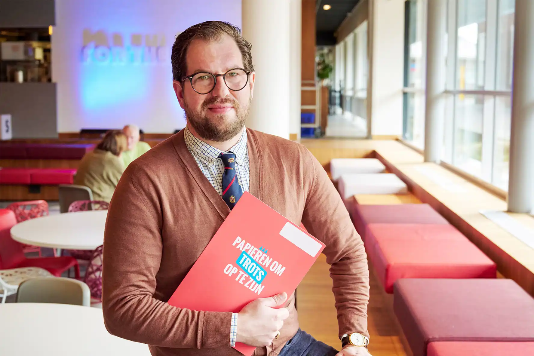 Foto Tim Witsiers met praktijkverklaring bij Koning Willem 1 College