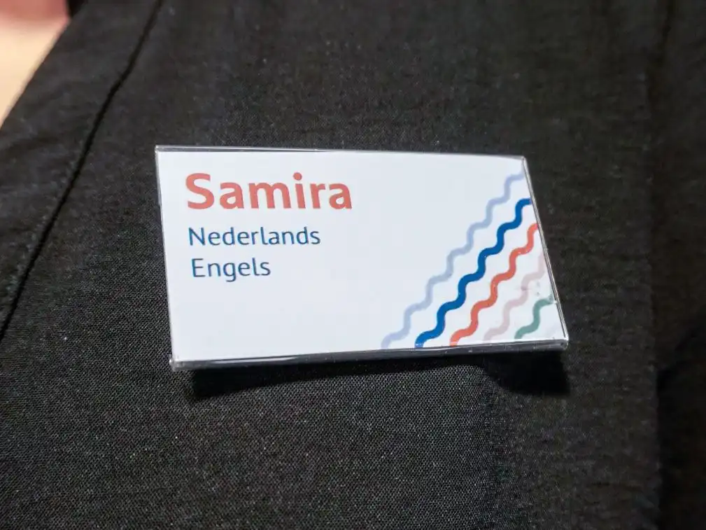Samira haar naambadge met daarop de talen die zij spreekt