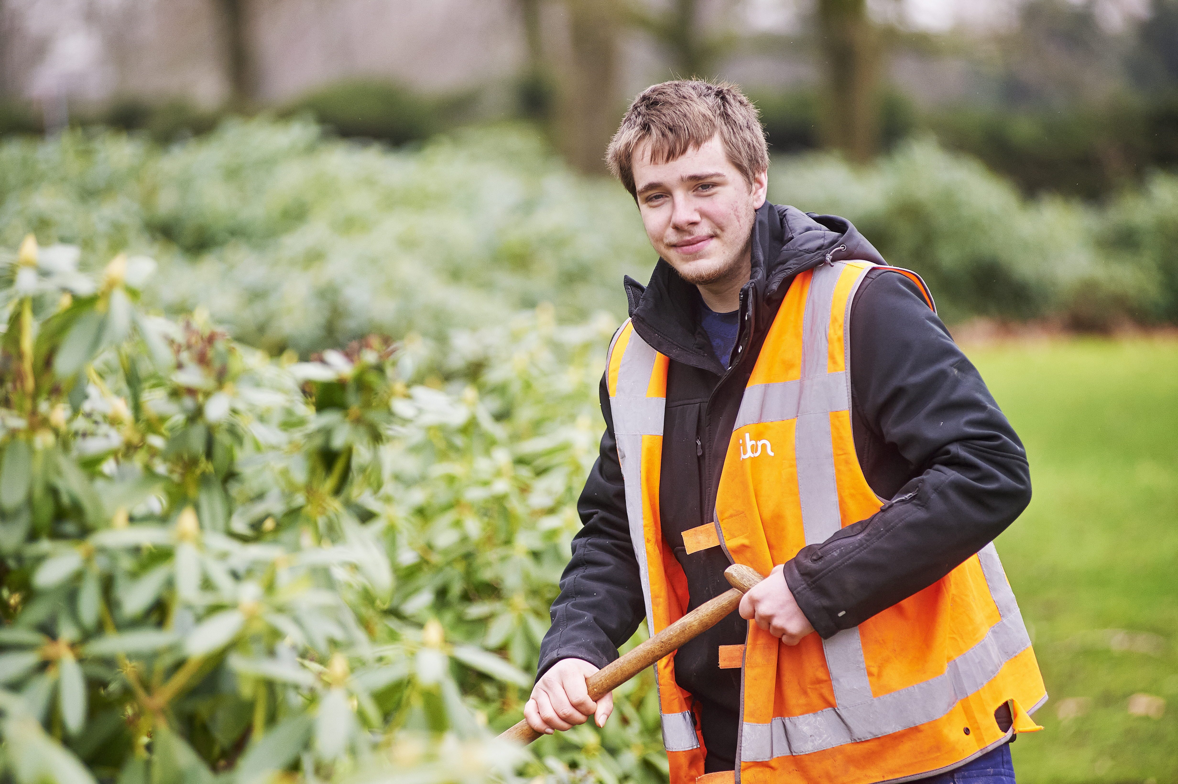 Op foto Jamie den Ridder aan het werk in het groen