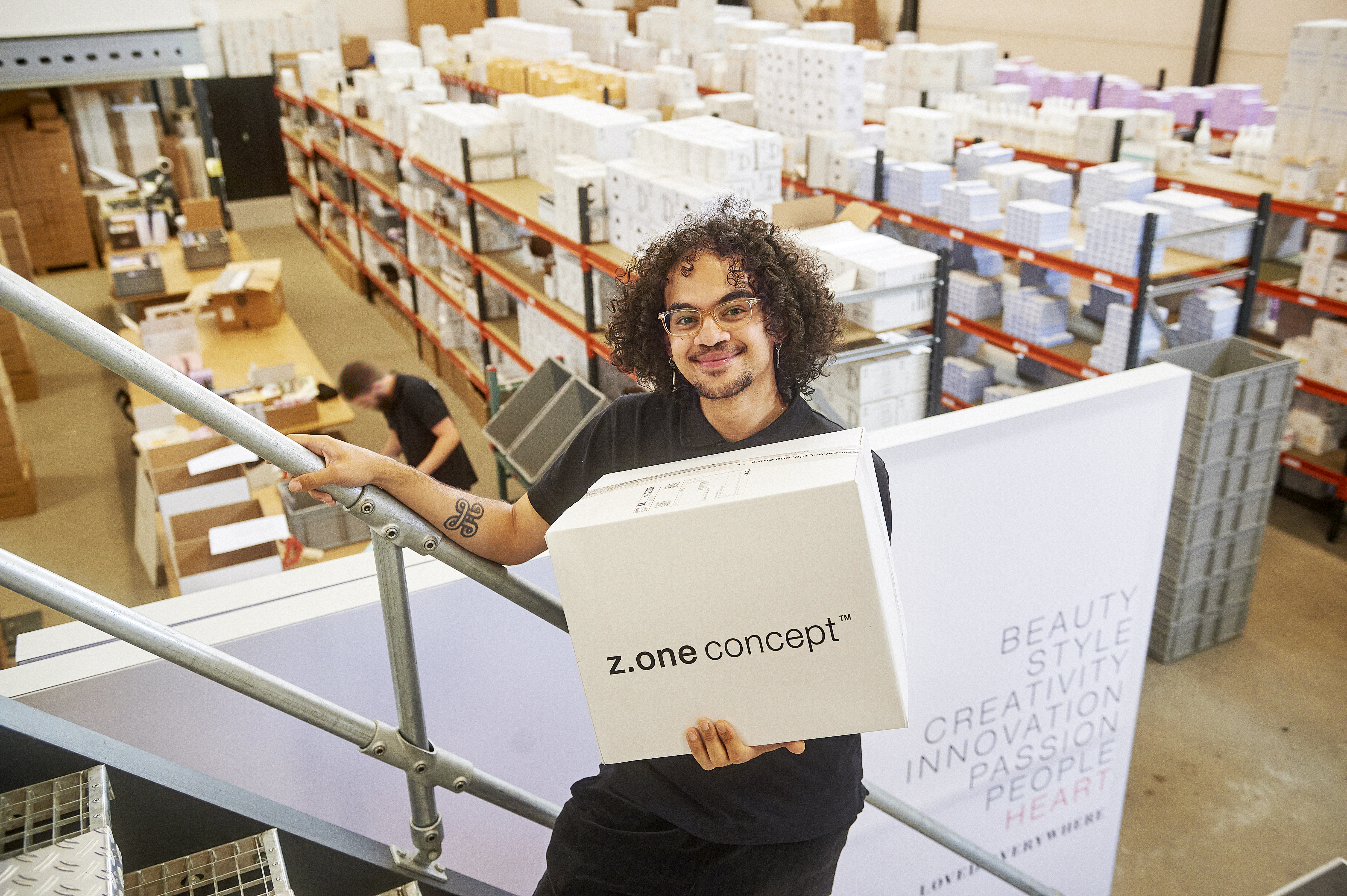 Nigel aan het werk in het magazijn