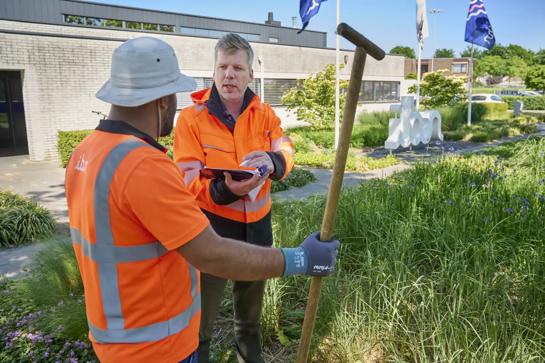 Emiel in gesprek met een collega van Openbare Ruimte