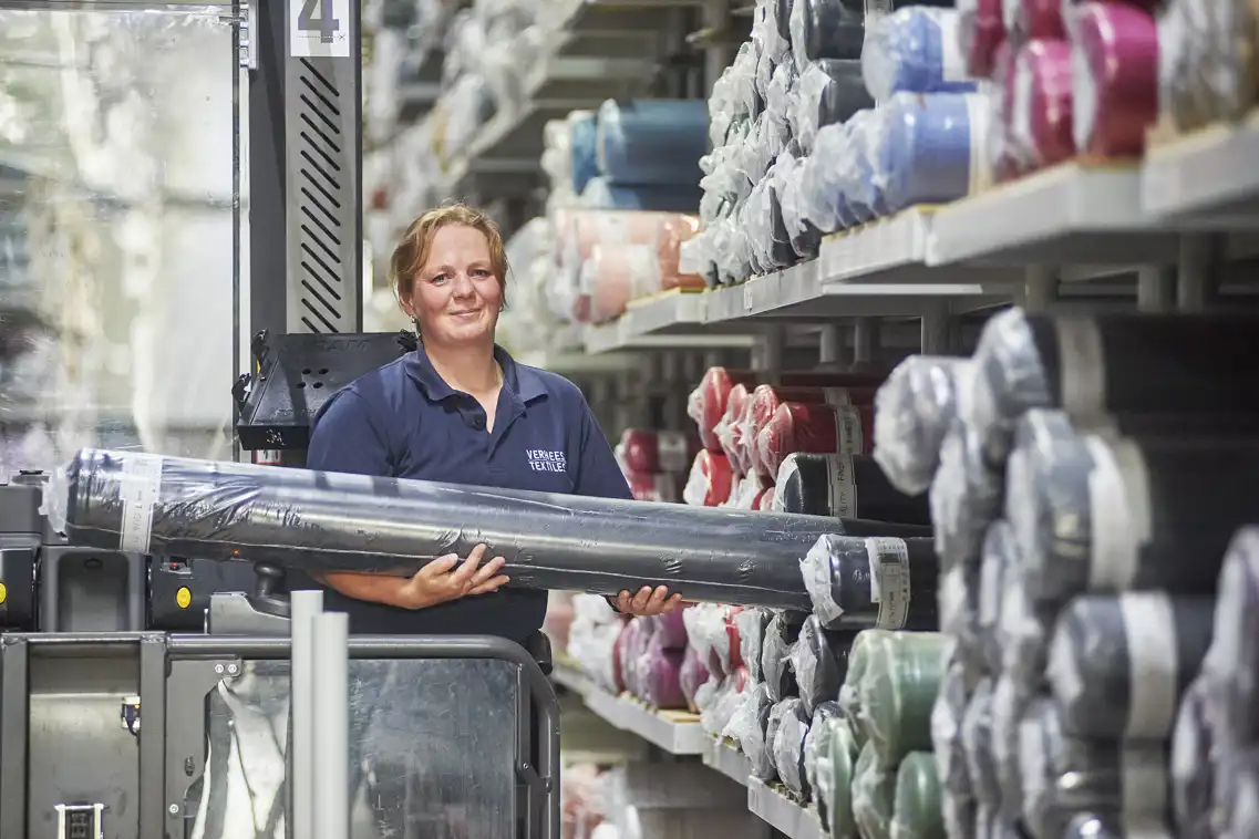 Carina vertelt haar verhaal over haar plek bij Verhees Textiel in de logistiek