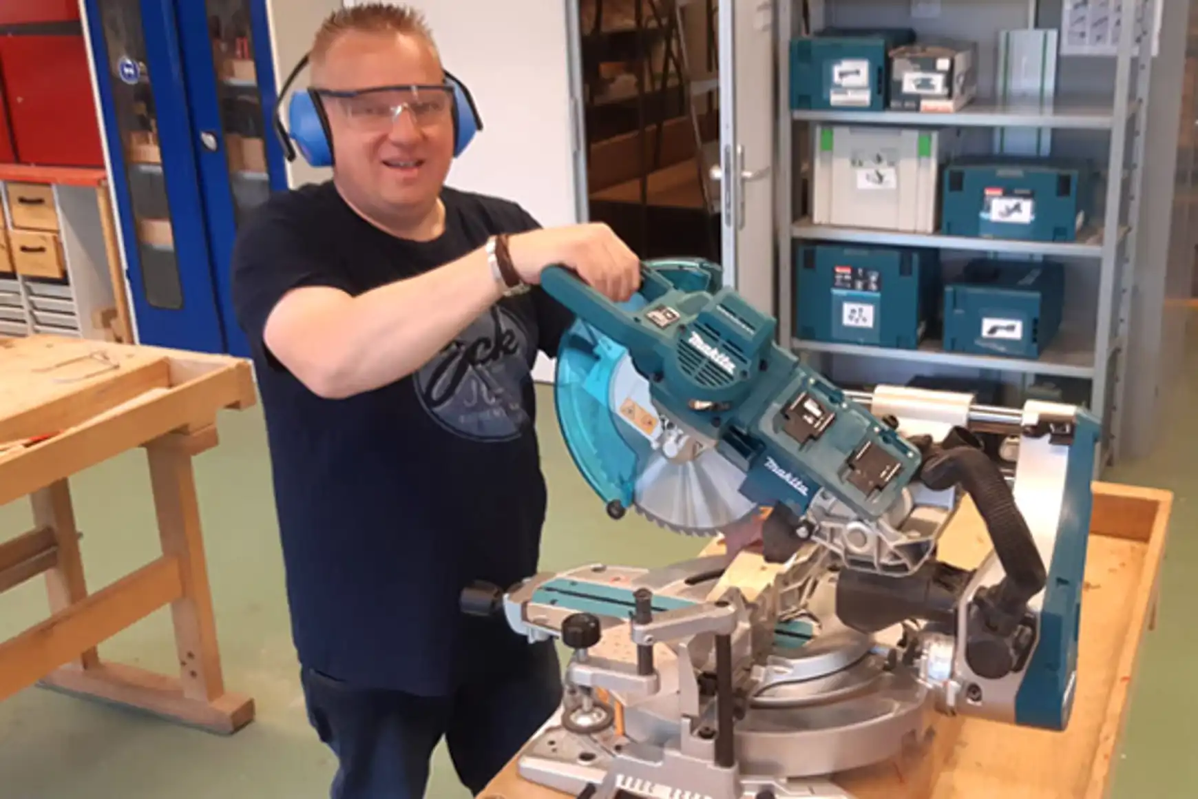 Roy aan het werk met zaagmachine