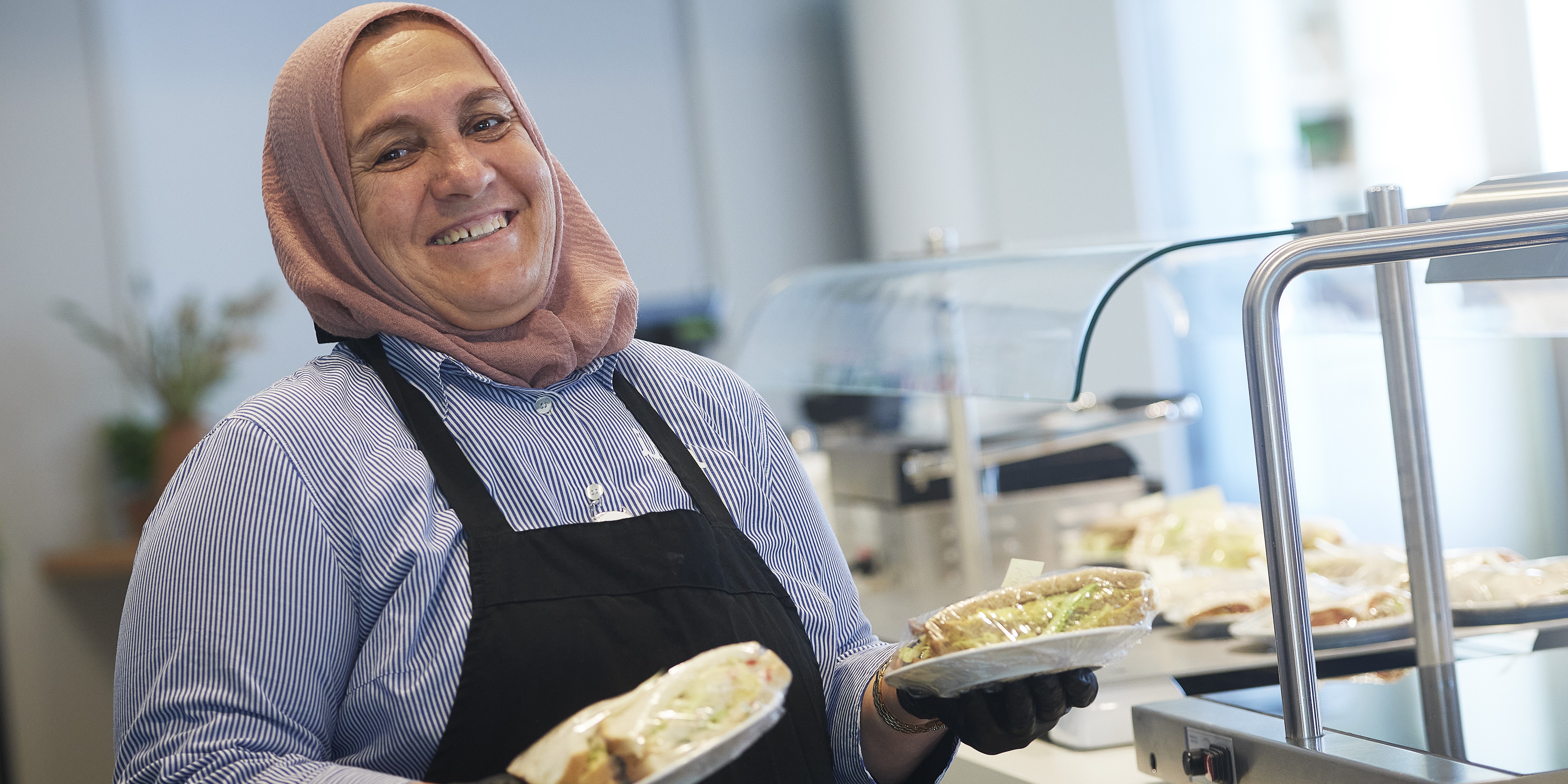 Sadika aan het werk in de keuken