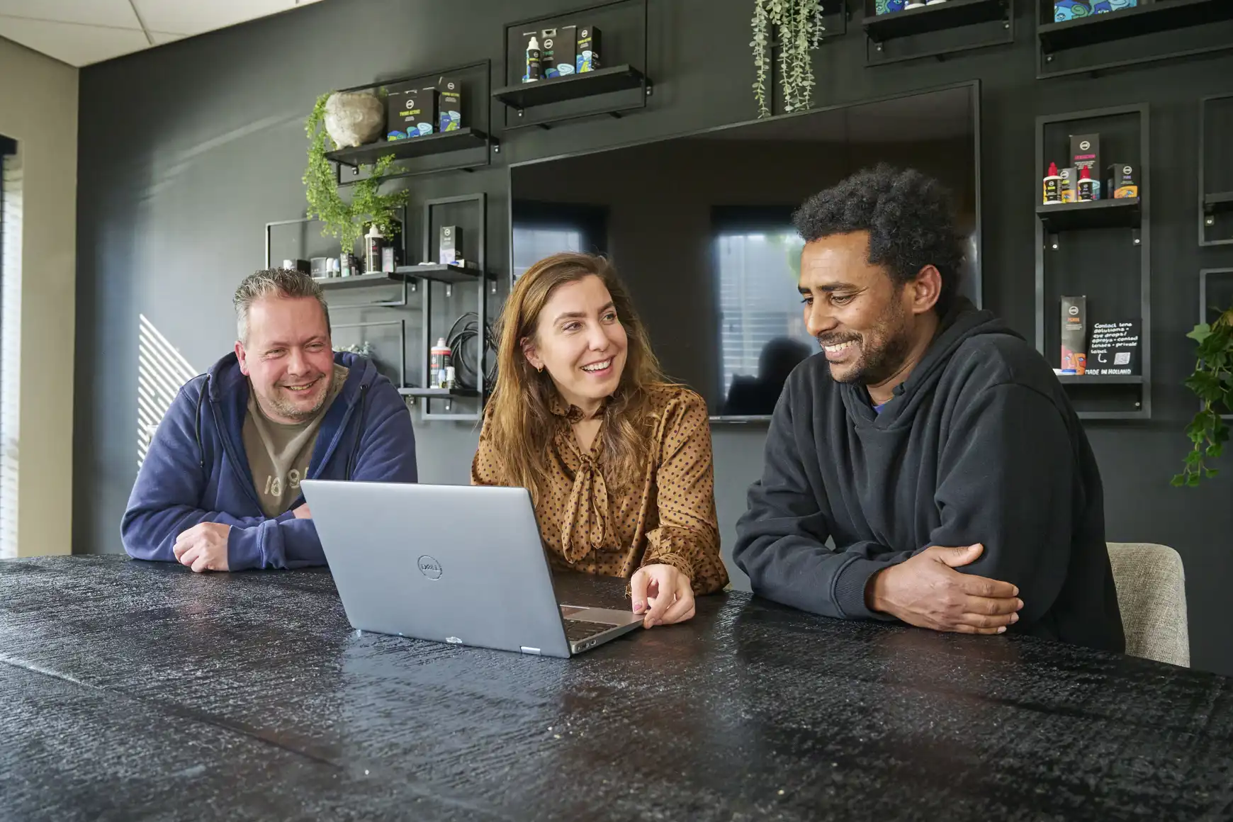 Leidinggevende Edwin, leerwerkcoach Carmen in gesprek met Goitom