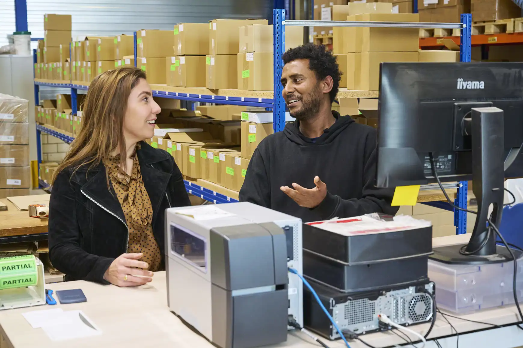 leerwerkcoach Carmen in gesprek met Goitom