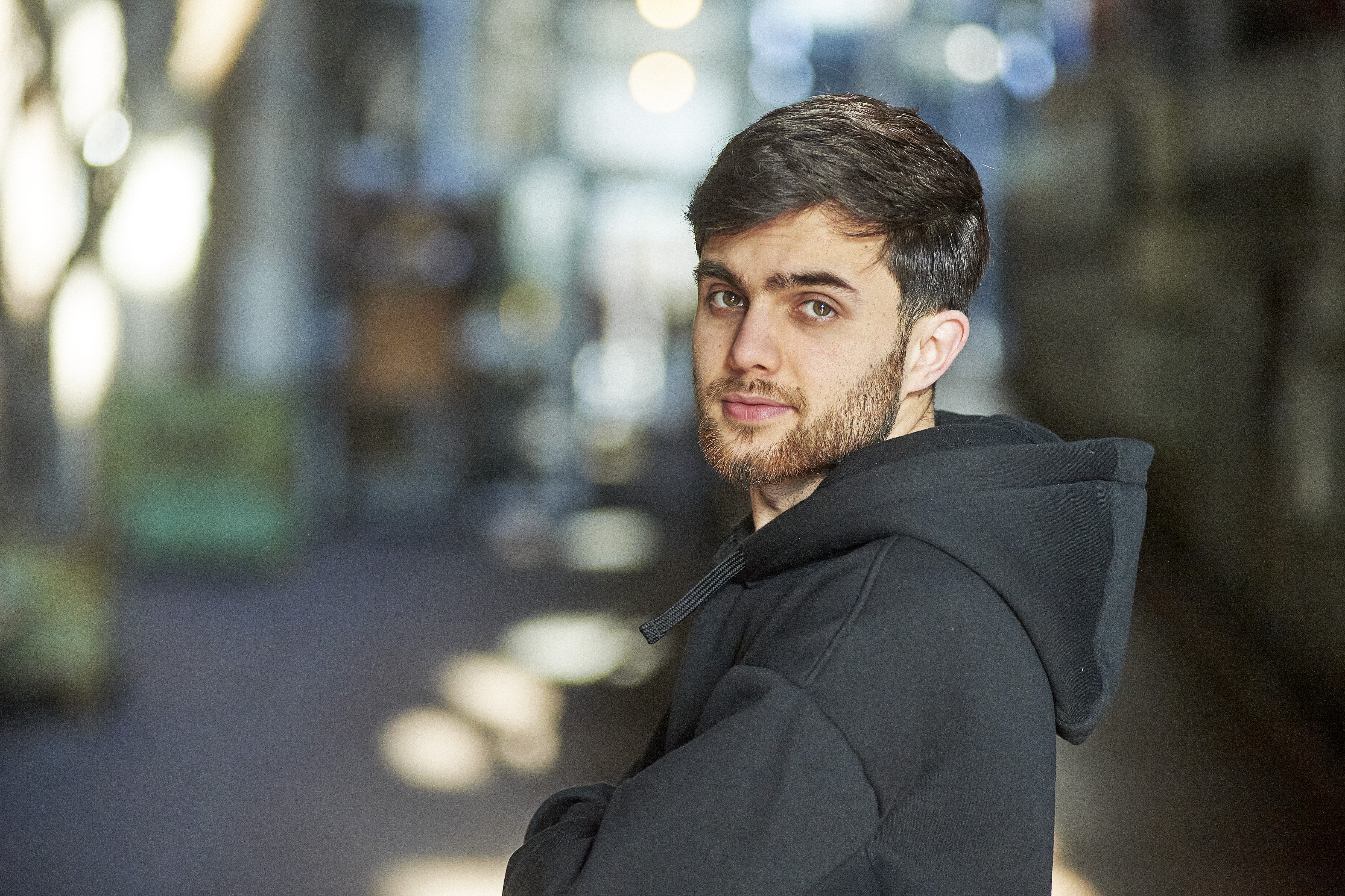 Massoud vertelt hoe hij als vluchteling nu aan het werk is als winkelmedewerker bij Jumbo