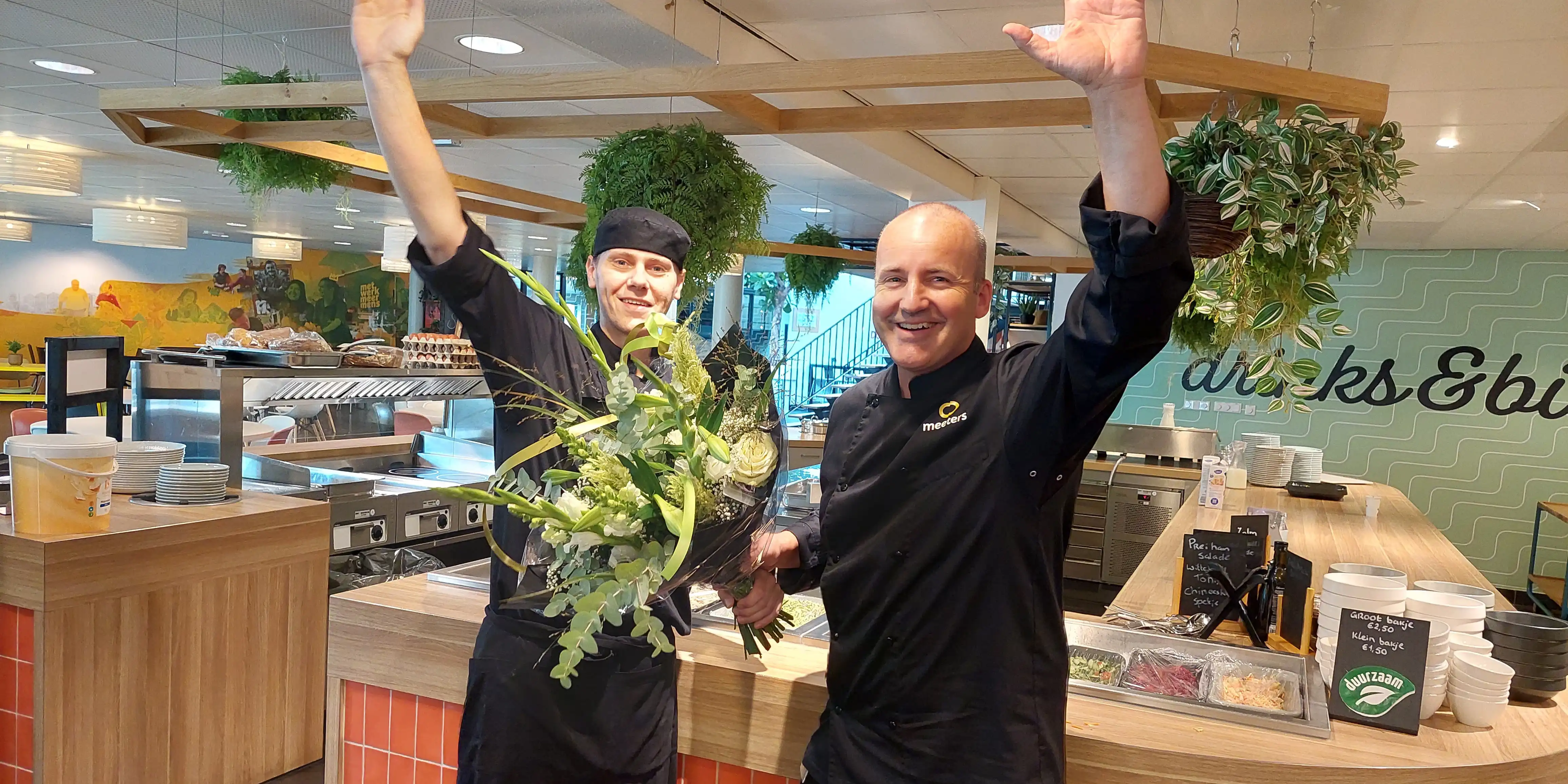 Laura blij op de foto met haar leidinggevende