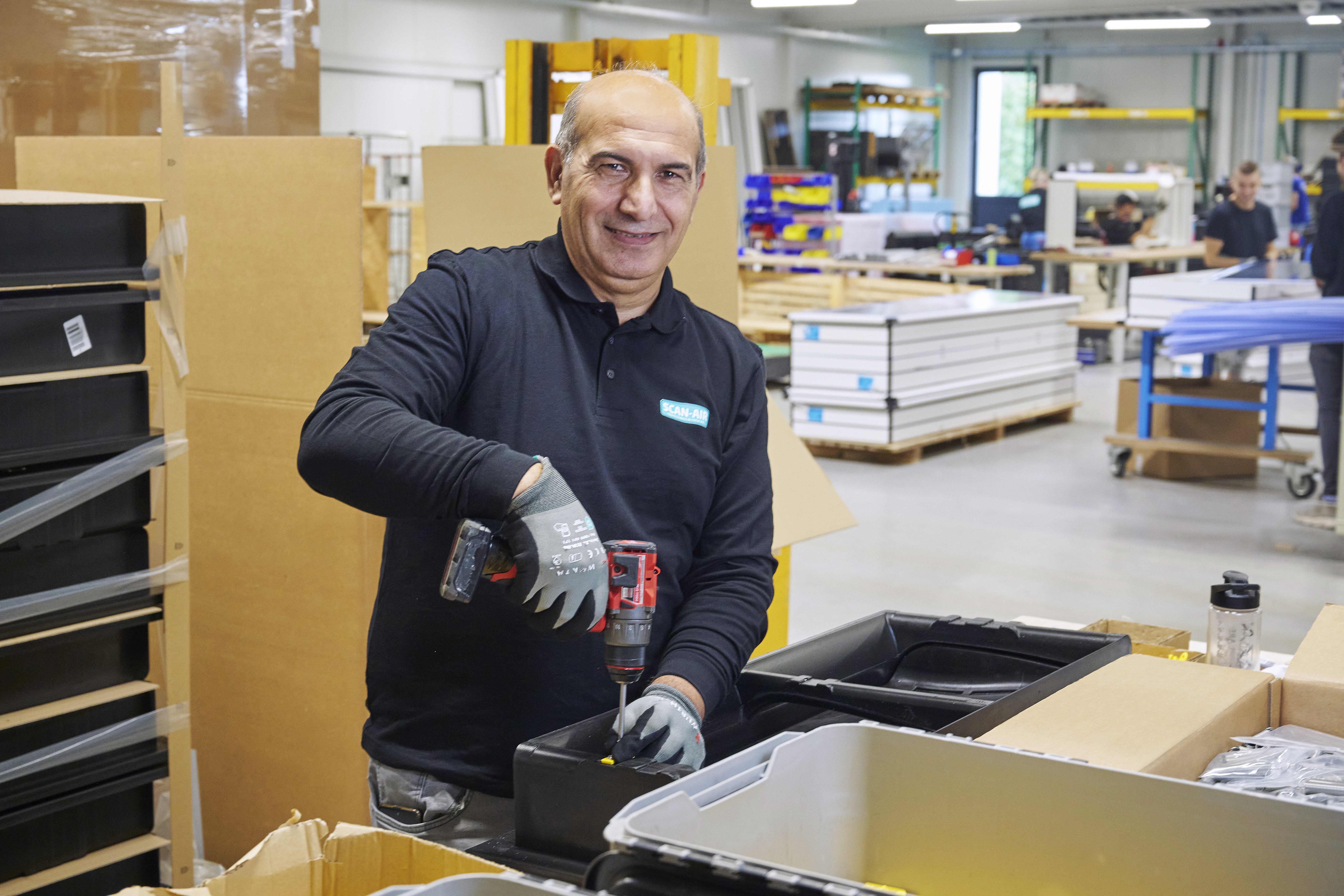 Ahmed op zijn werkplek bij Scan-Air