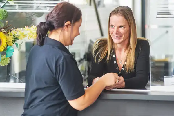 Sabina samen met een collega