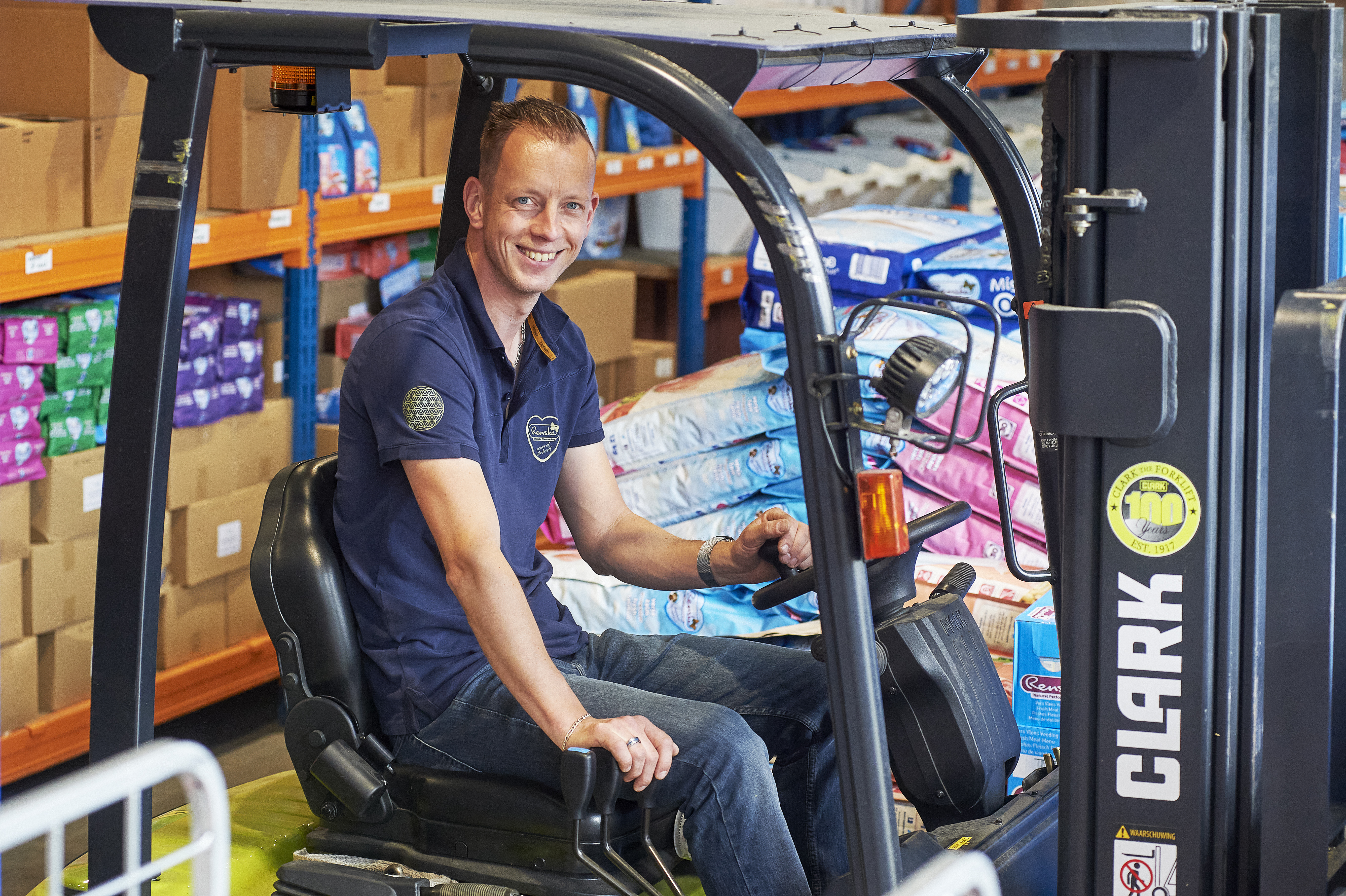 Rudi op zijn werkplek bij Renske Natuurlijke Diervoeding