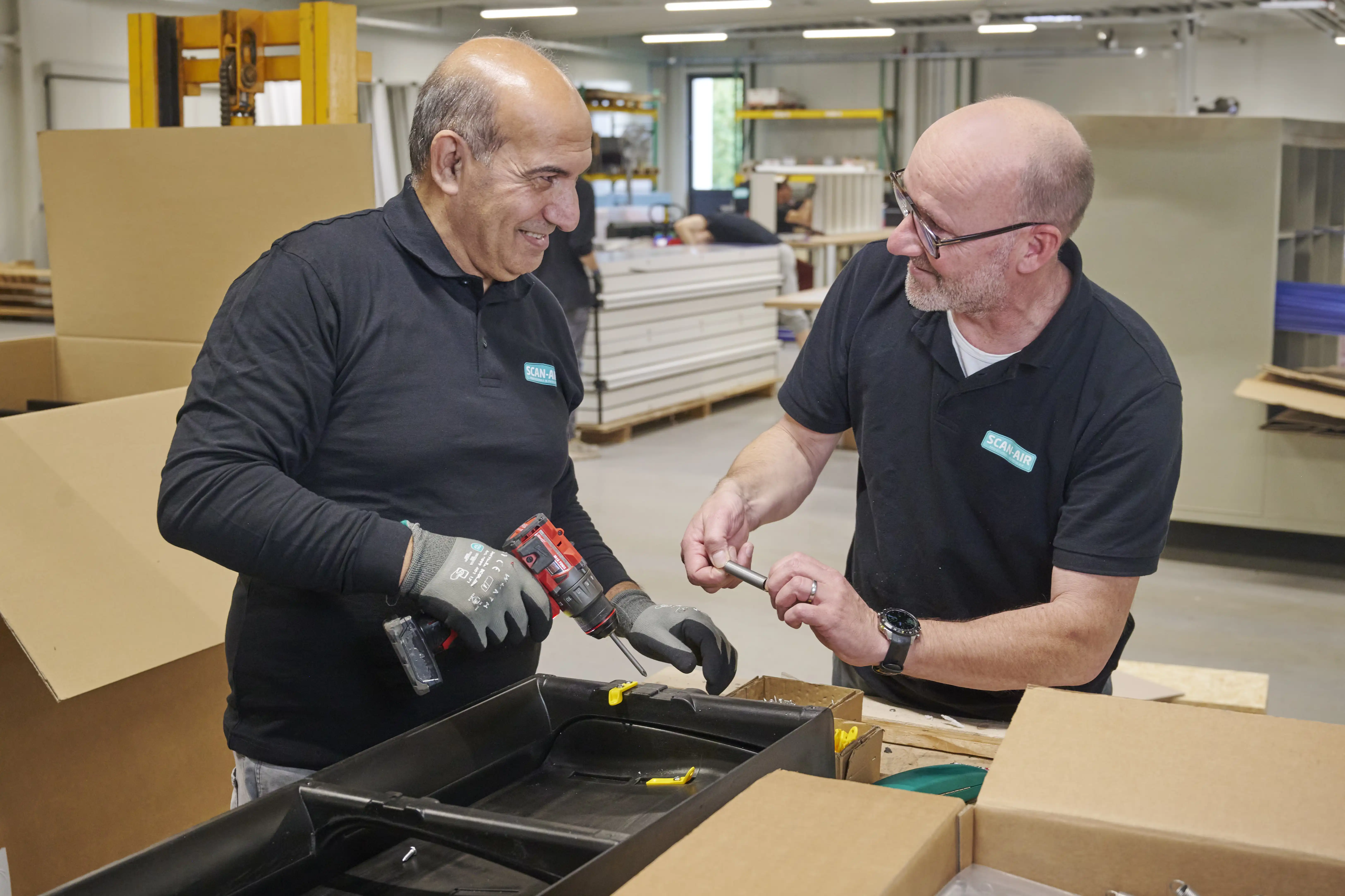 Victor Snel, operationeel manager, samen met medewerker Ahmed