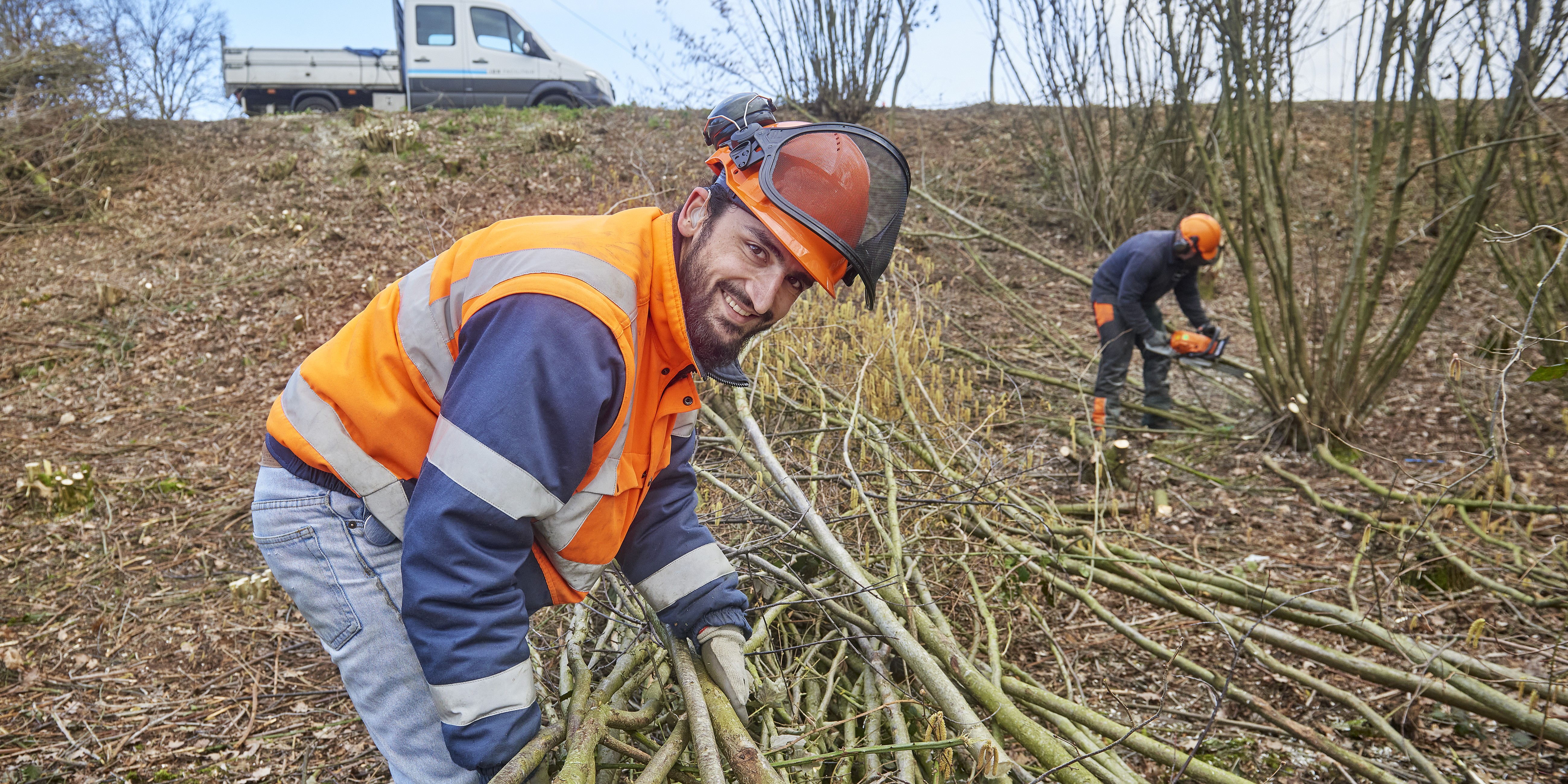 Hussain ruimt het snoeihout op