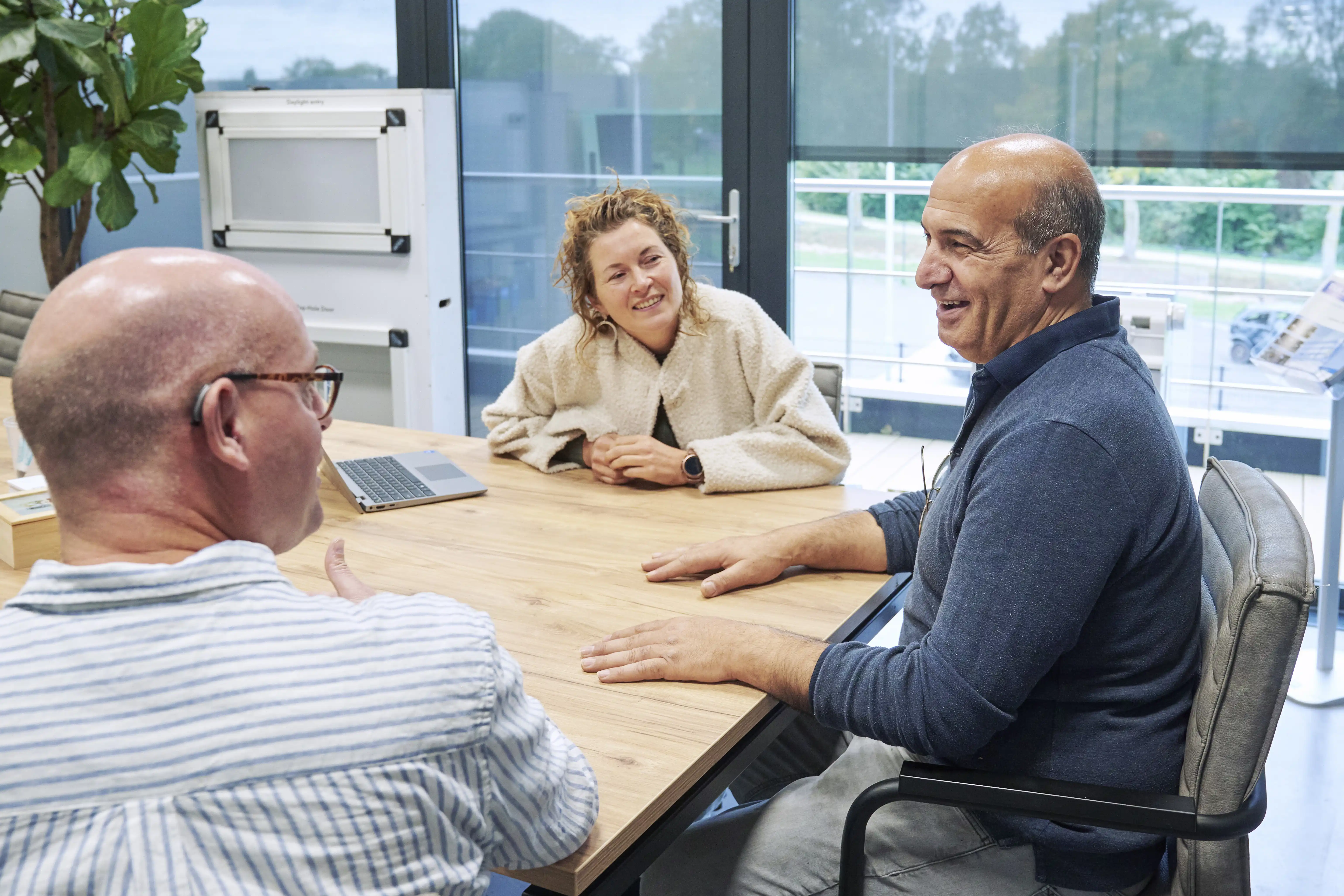 Ahmed met Rico en zijn jobcoach Mariëlle