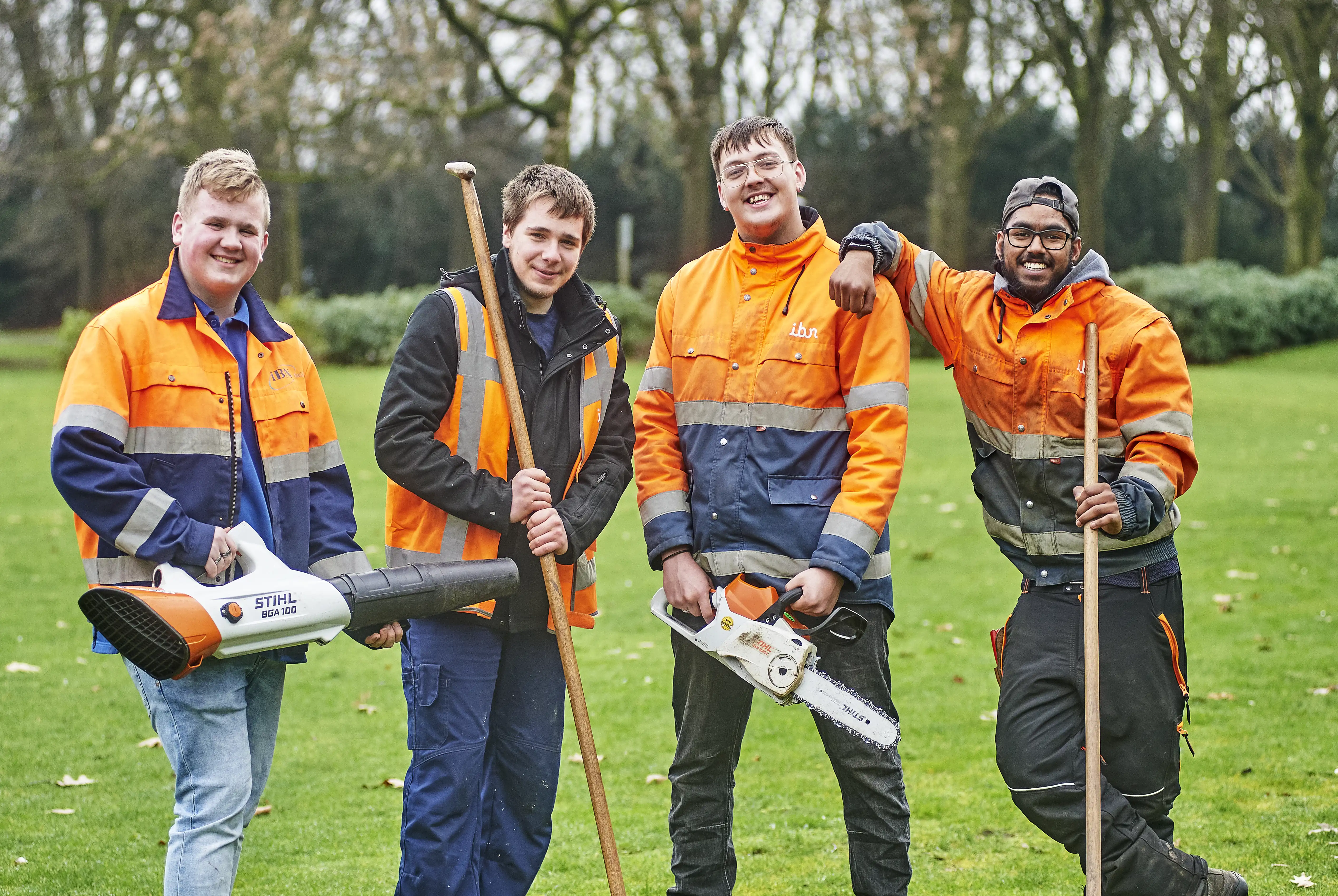 Groep jongeren die met veel plezier in het groen werken