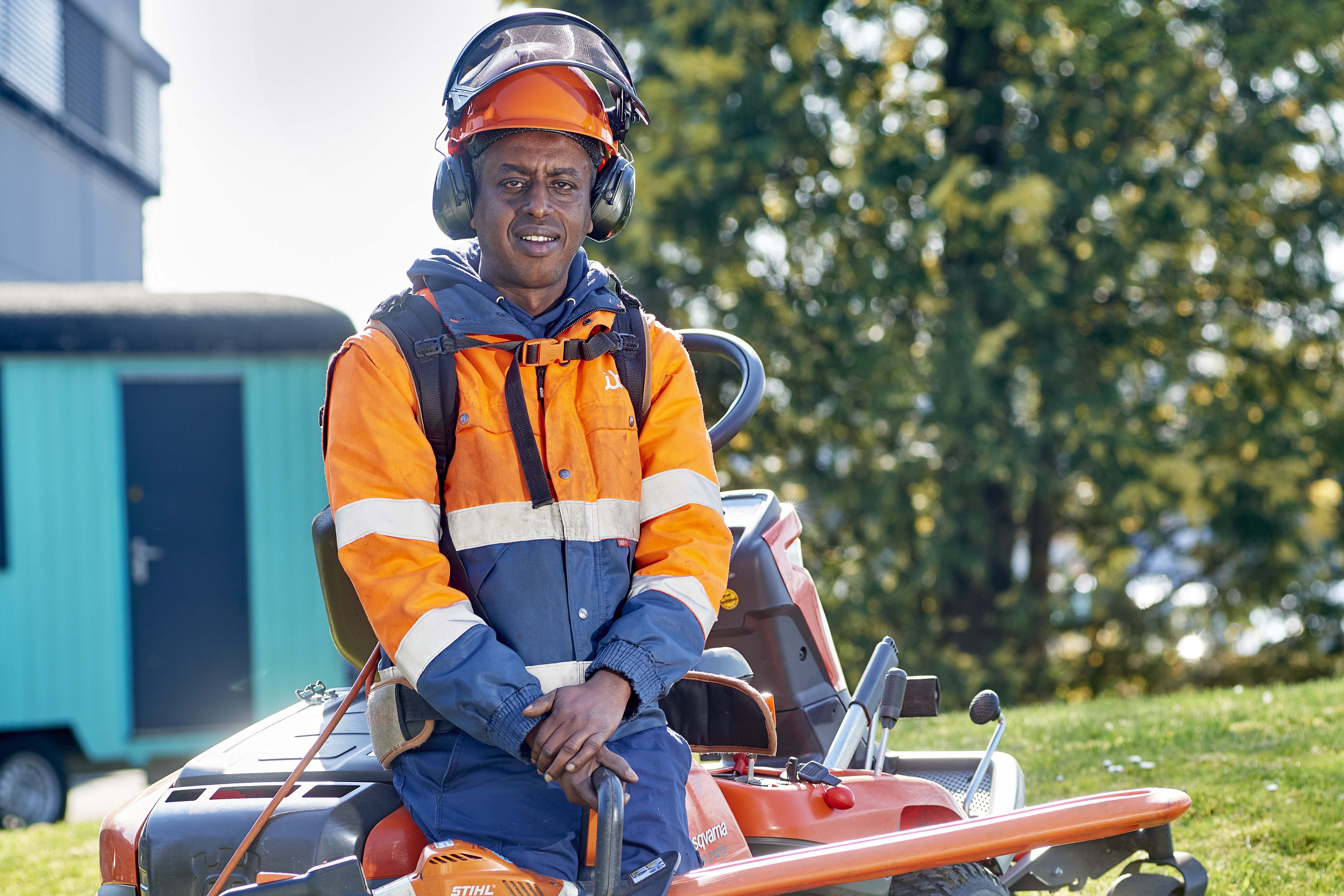 Sakariye staat voor de grasmaaier