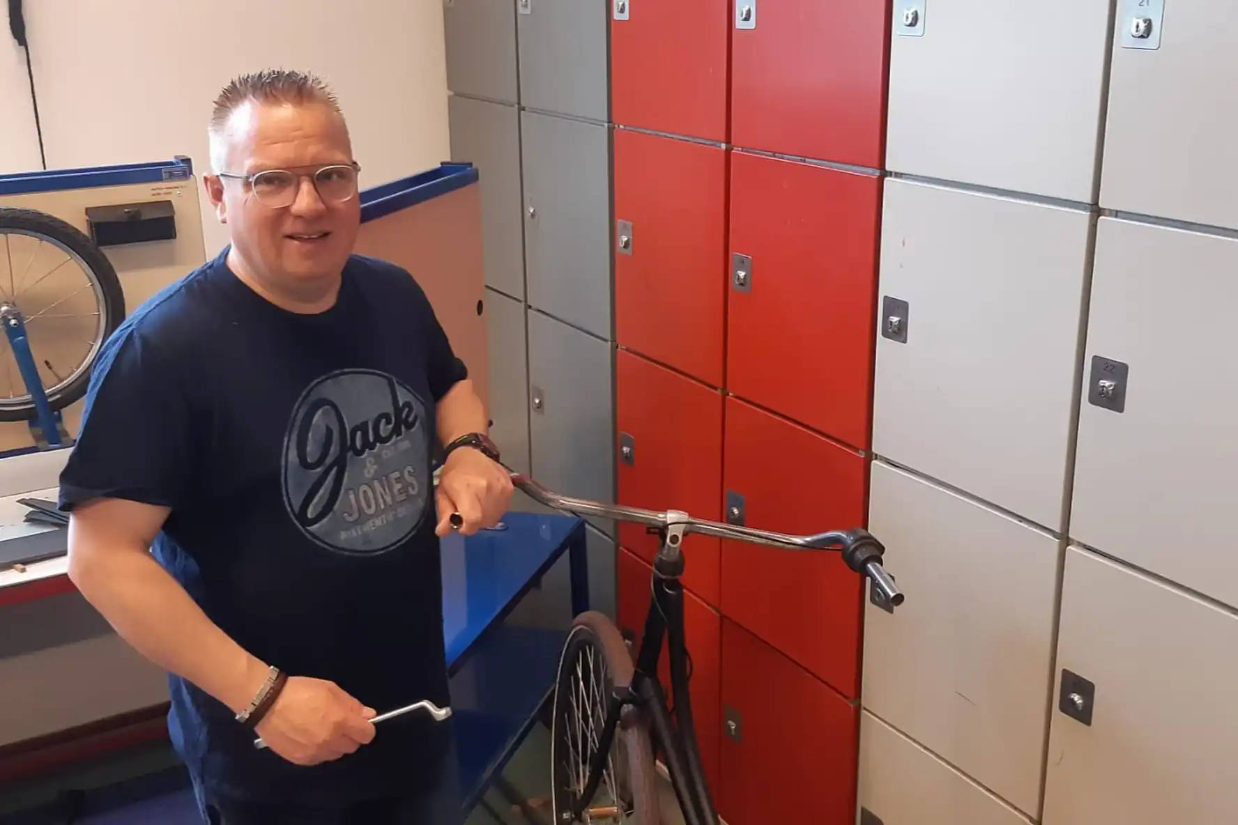 Roy werkt aan een fiets