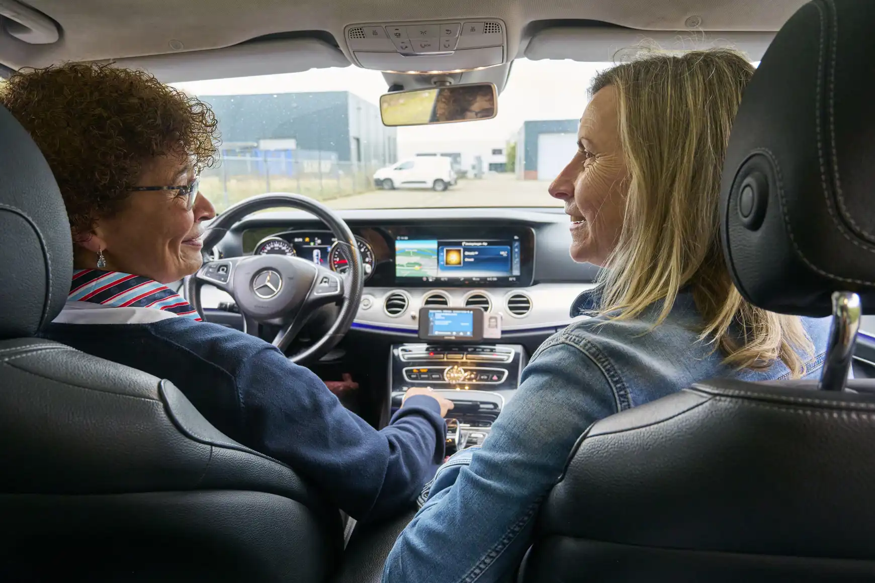 Connie in de auto met haar consulent Connie