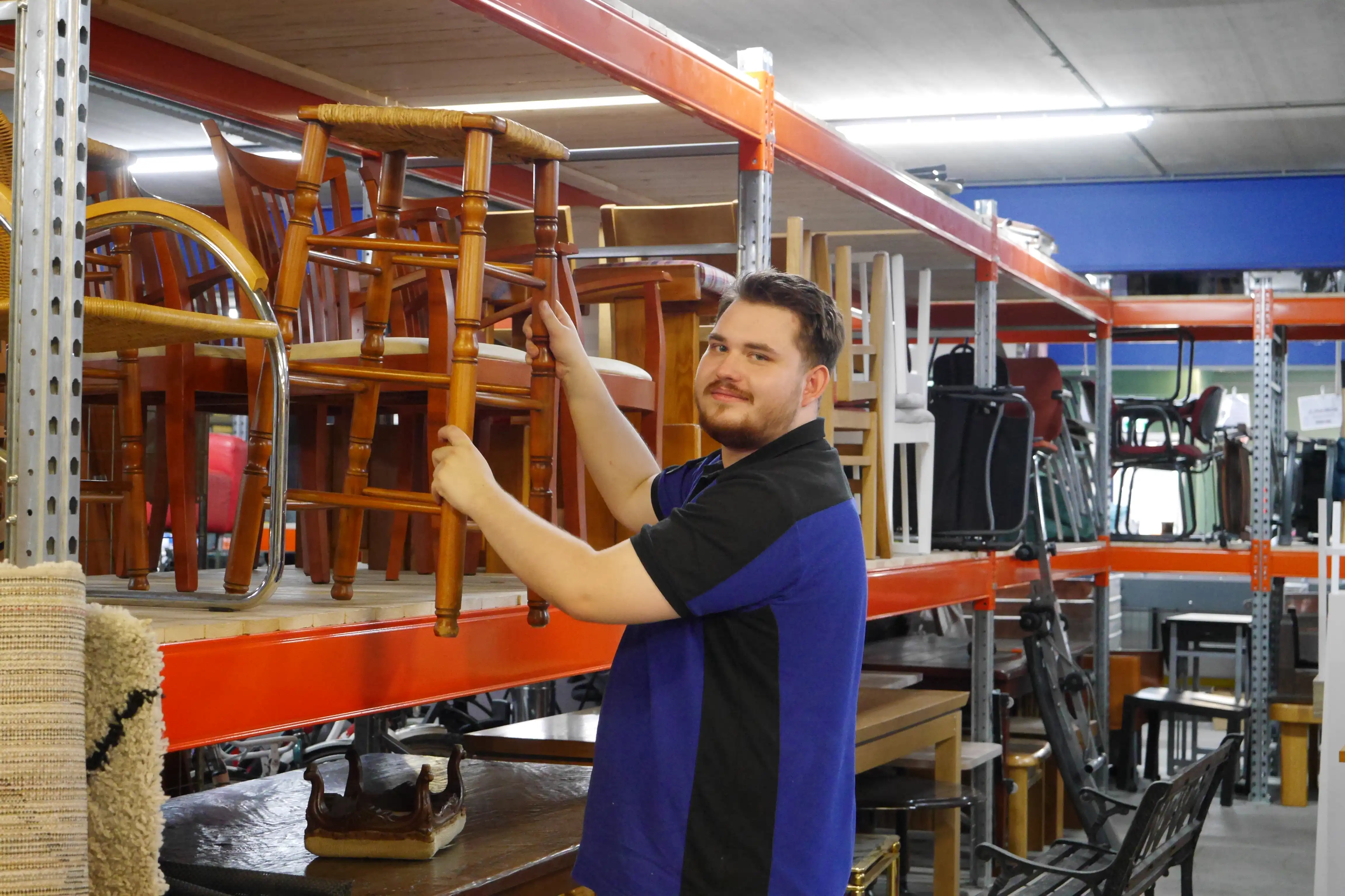 Mitchel aan het werk bij Kringloopbedrijf Maasland