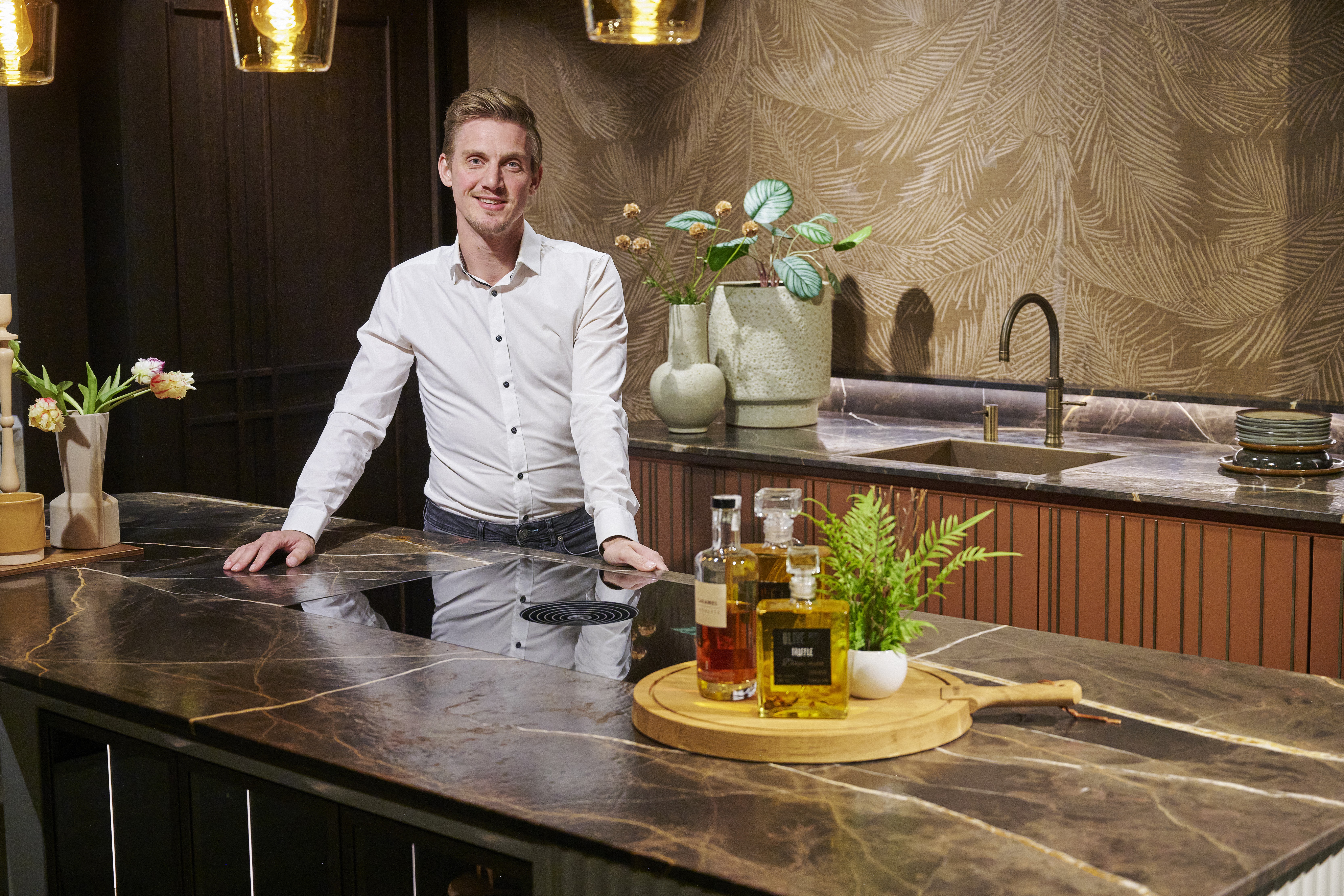 Koen Dekkers, eigenaar van Dekkers Fransen Keuken- en Interieurbouw in de showroom vertelt over sociaal ondernemen