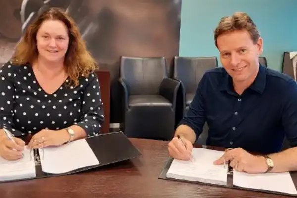 Links op de foto Monique Donders (Optimus) en rechts Maarten Gielen (IBN)