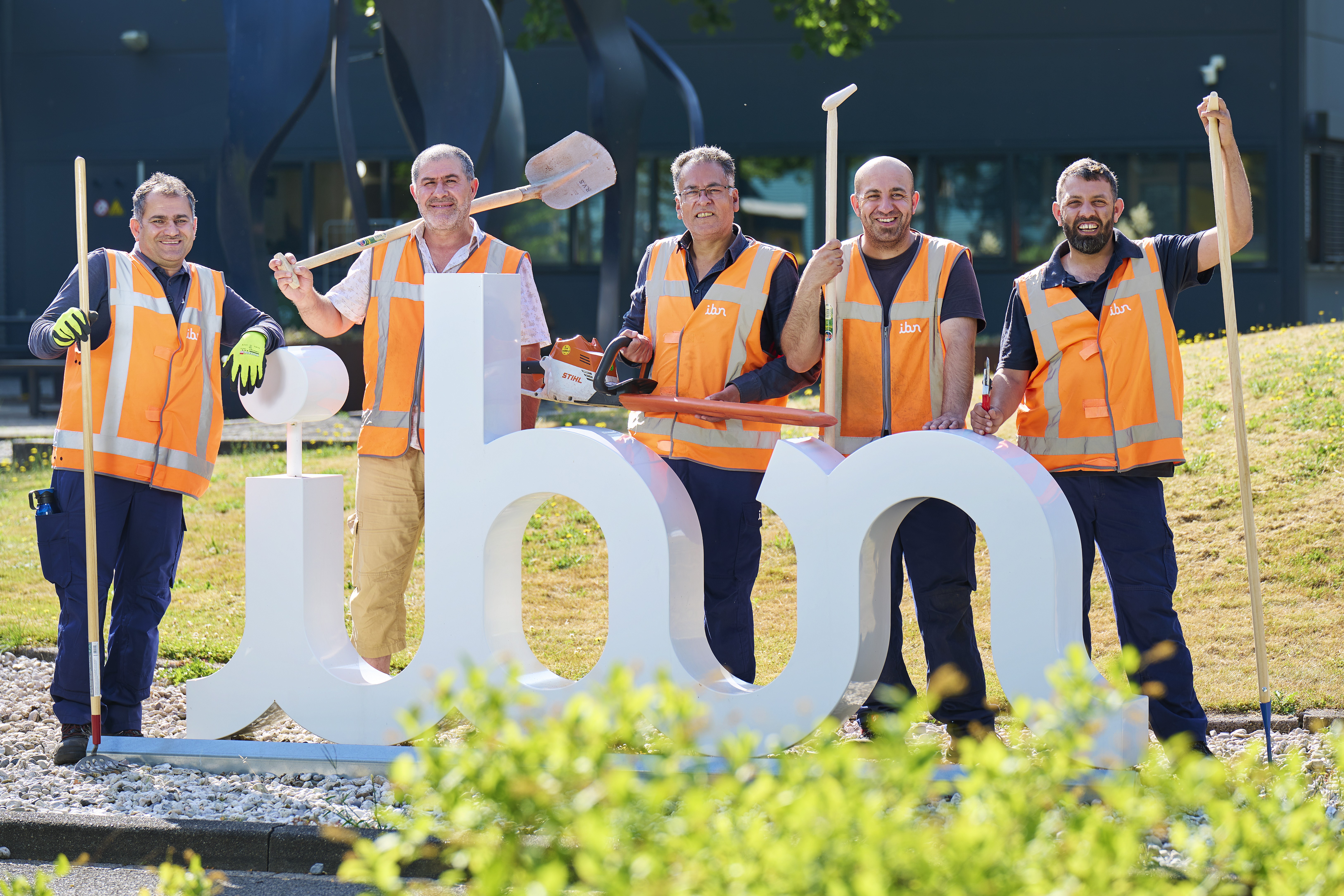 Statushouders werken in het groen bij IBN