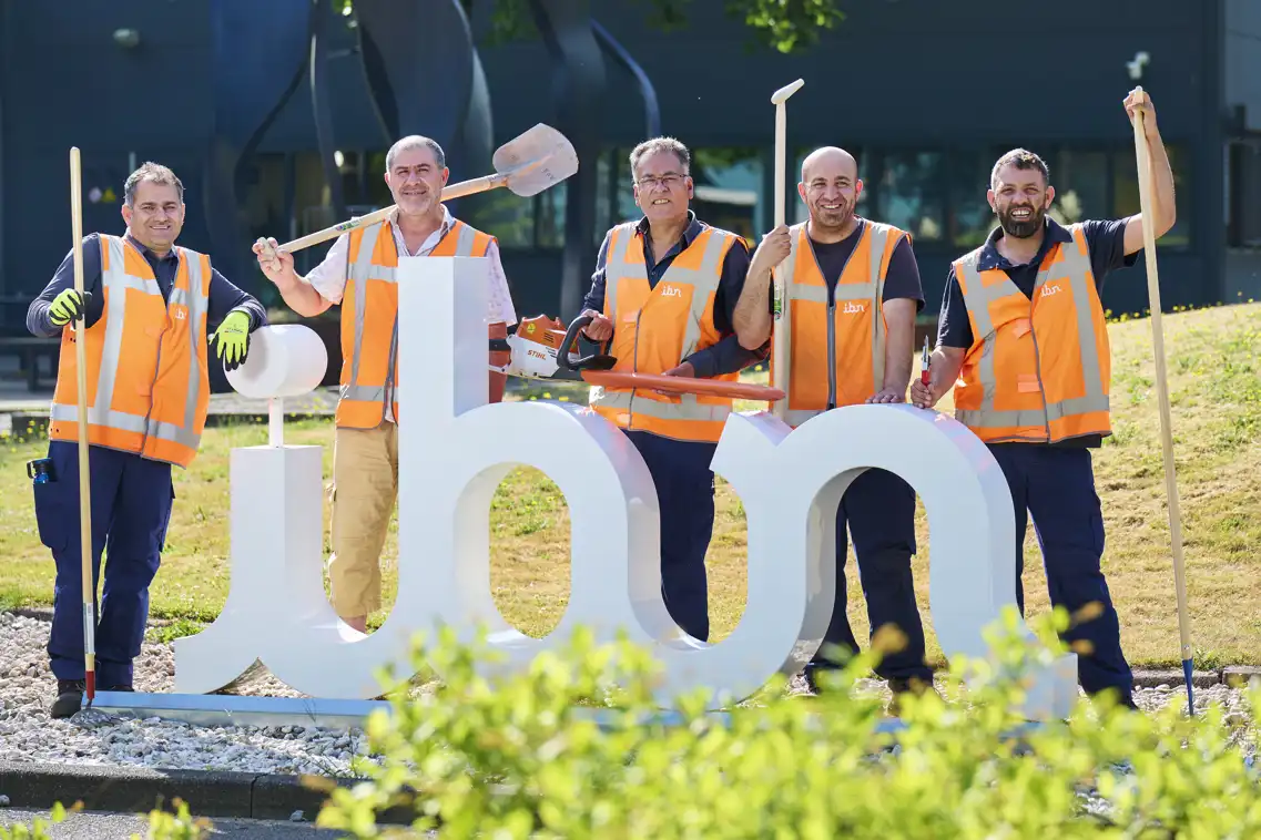 Statushouders werken in het groen bij IBN