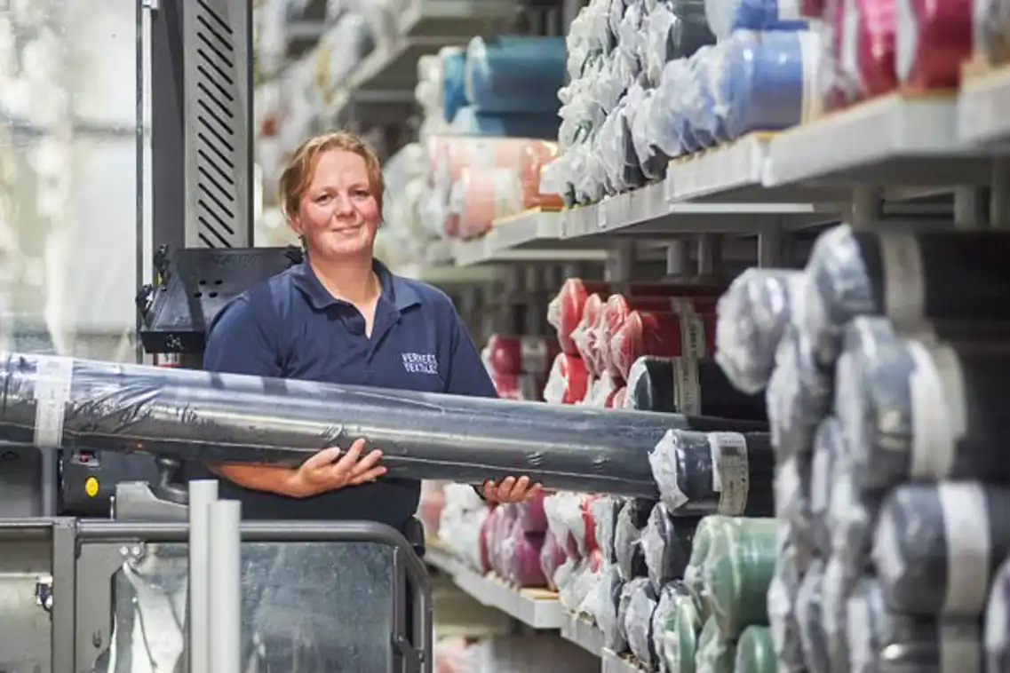 Lees het verhaal van Carina als medewerker logistiek