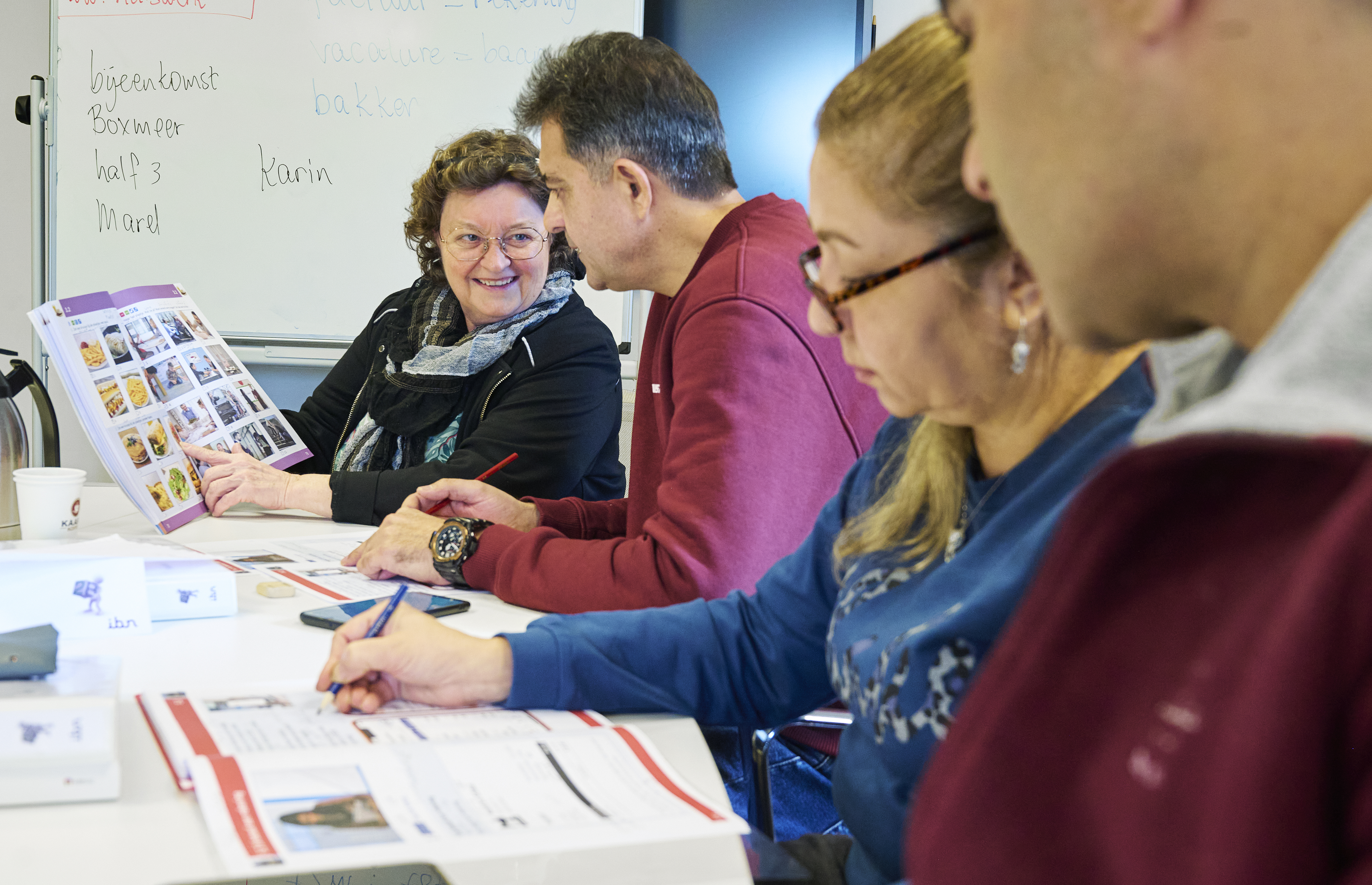 Marja Hodes is Docent NT2 bij IBN en geeft uitleg aan haar kandidaten