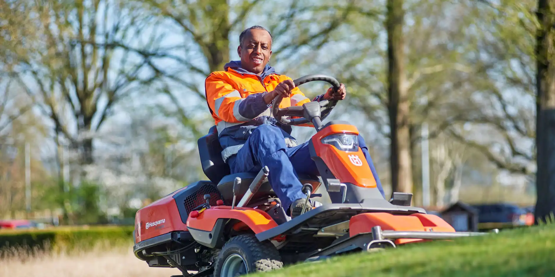 Sakariye op de grasmaaier