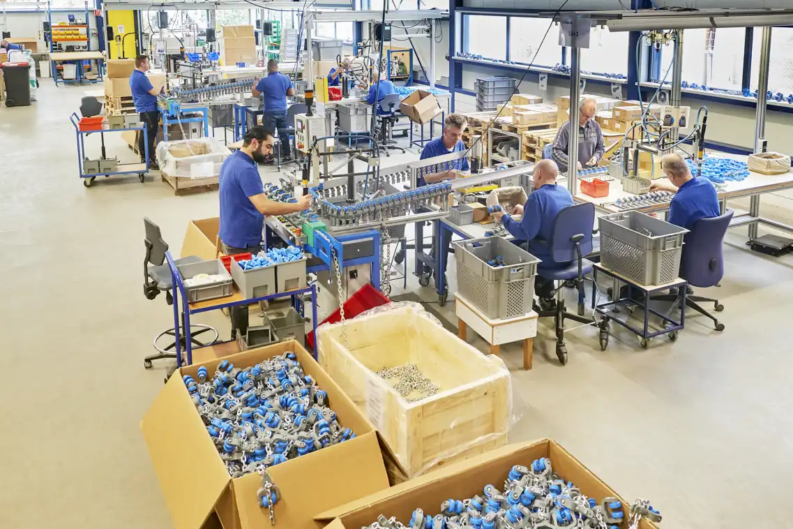 Groep medewerkers werkt aan mechanische kettingen