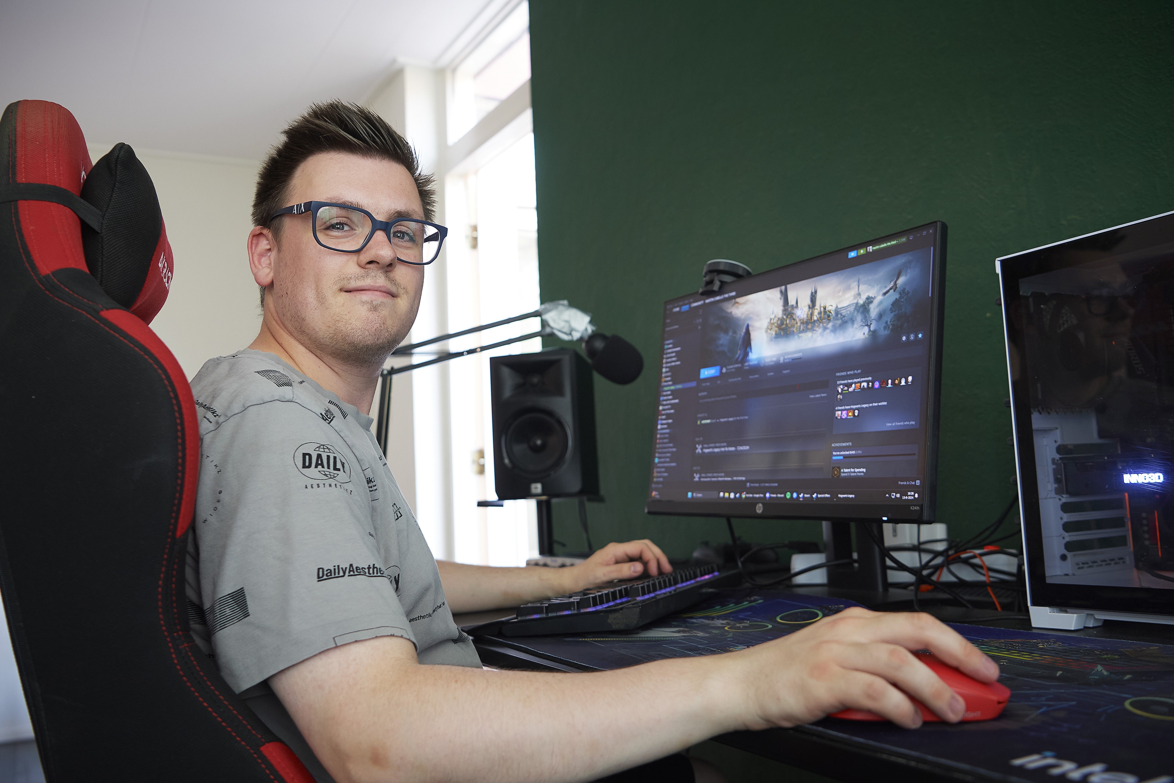 Joël aan het gamen