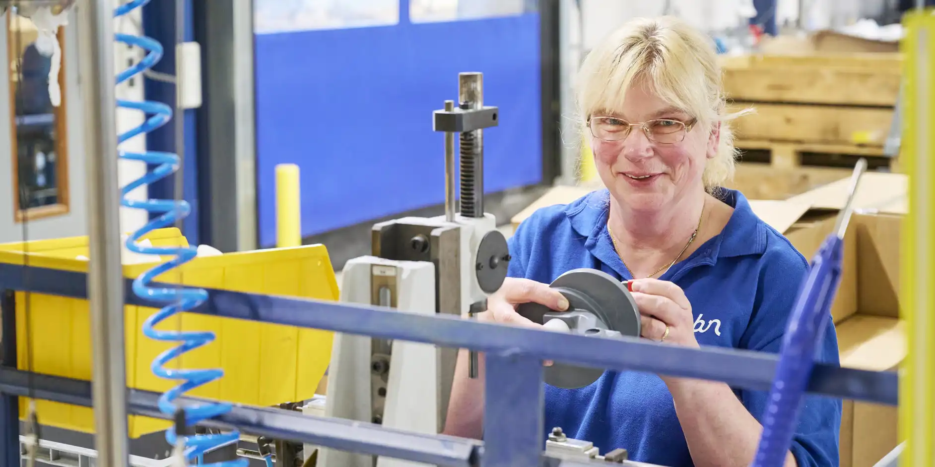 Anja aan het werk in de montage