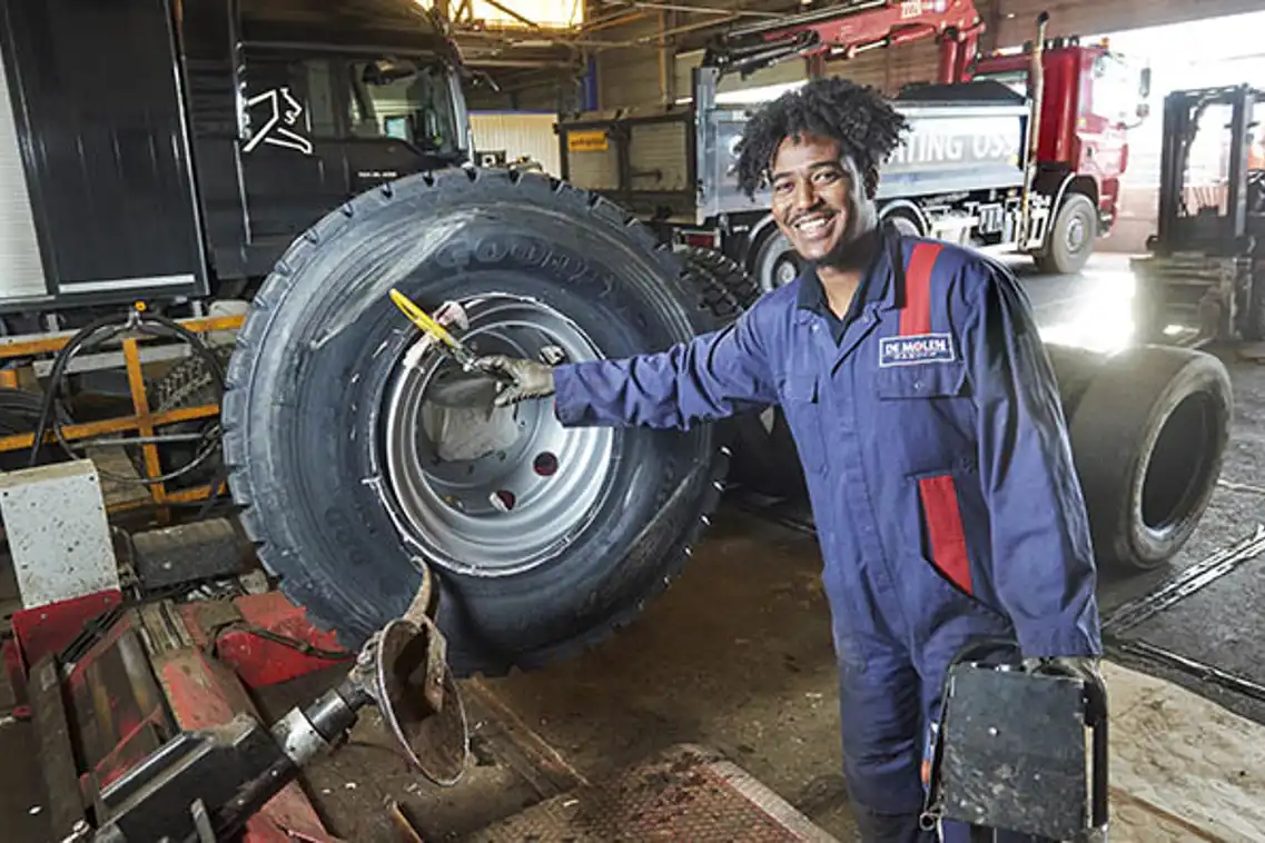 Robel vertelt over zijn werk als monteur bij De Molen Banden
