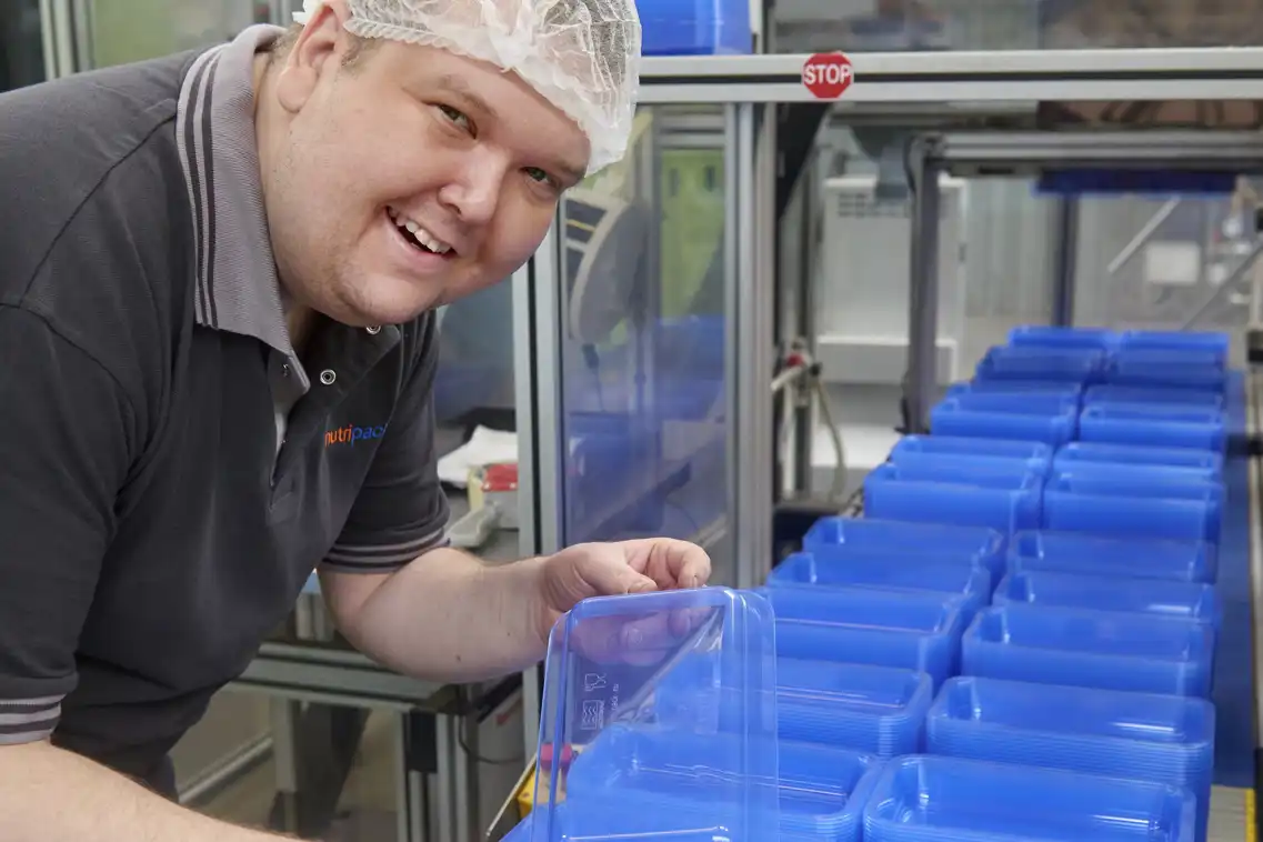 Richard aan het werk in de fabriek