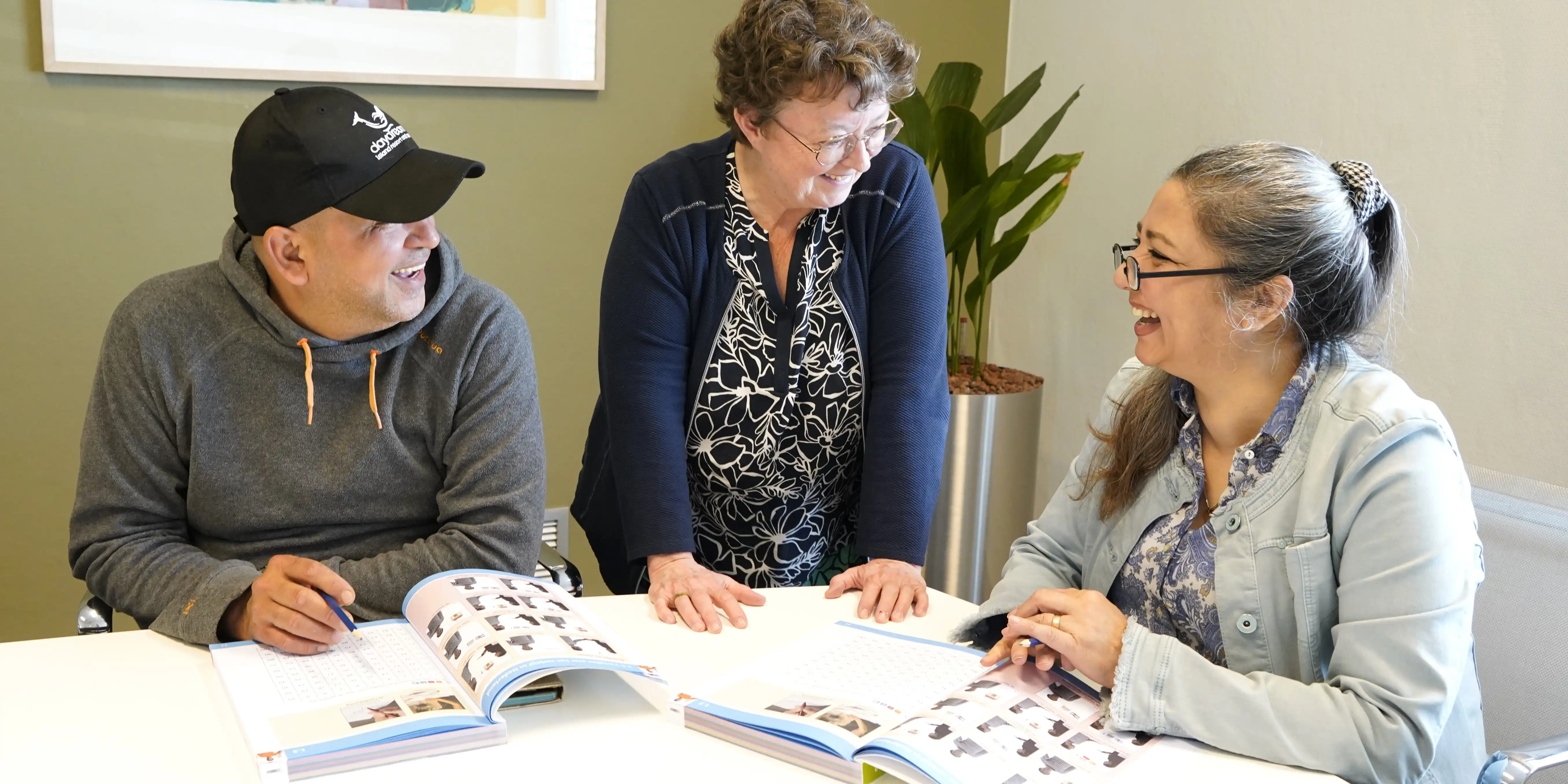 Trainer Marja met twee cursisten