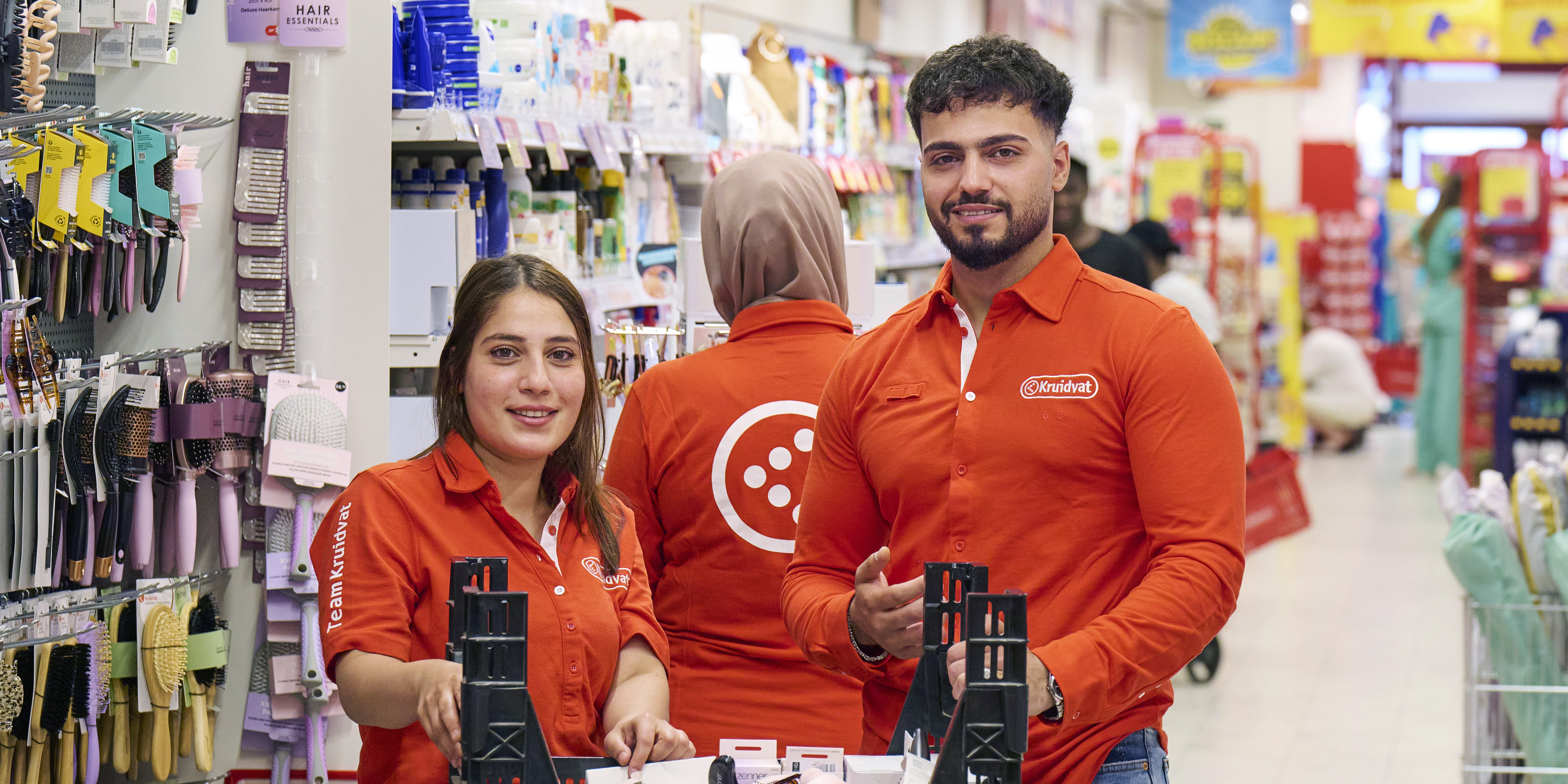 Safa en Mohammed volgen via IBN een taalstage bij Kruidvat