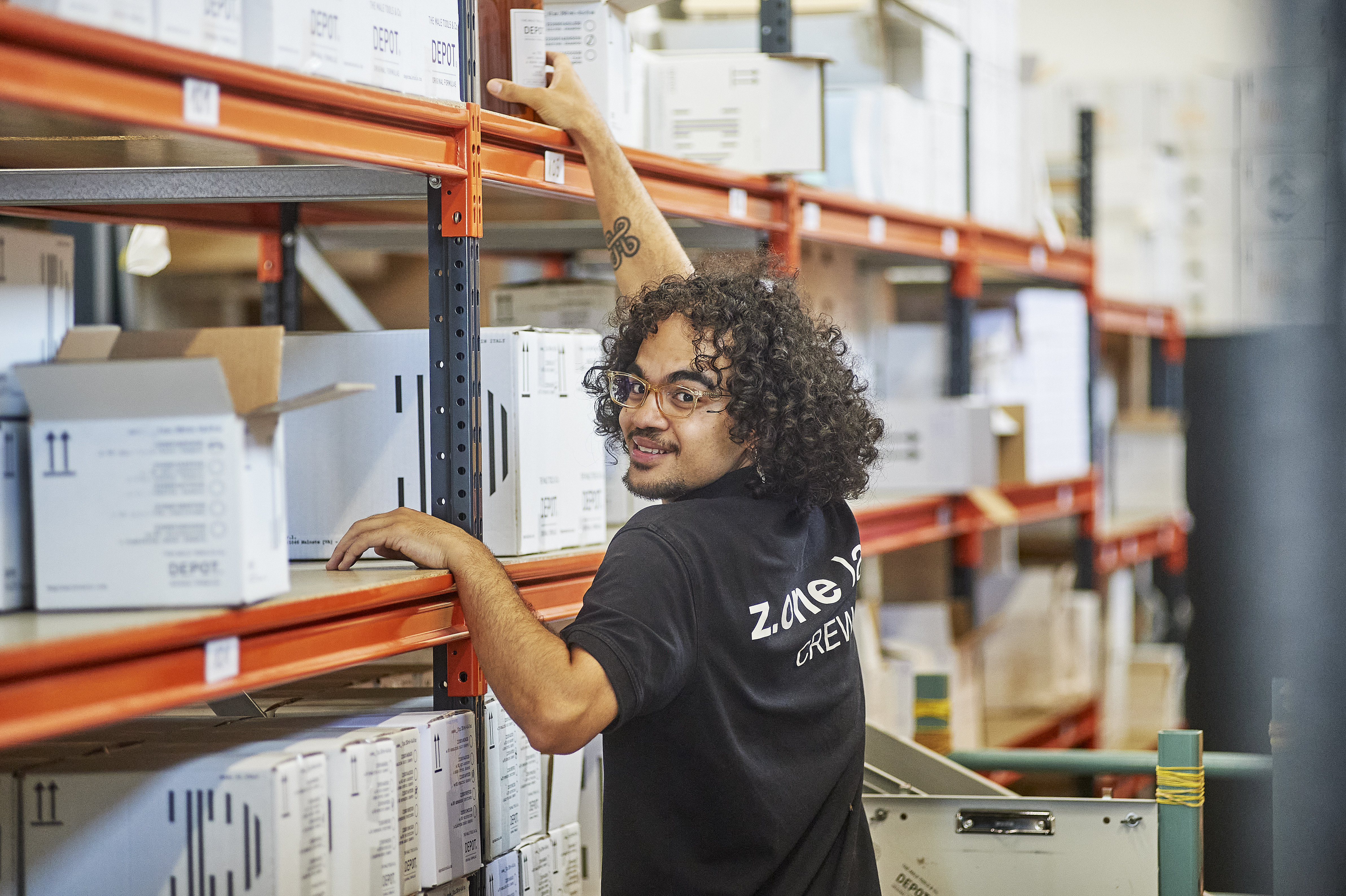 Nigel aan het werk bij aan een stelling bij z.one lab