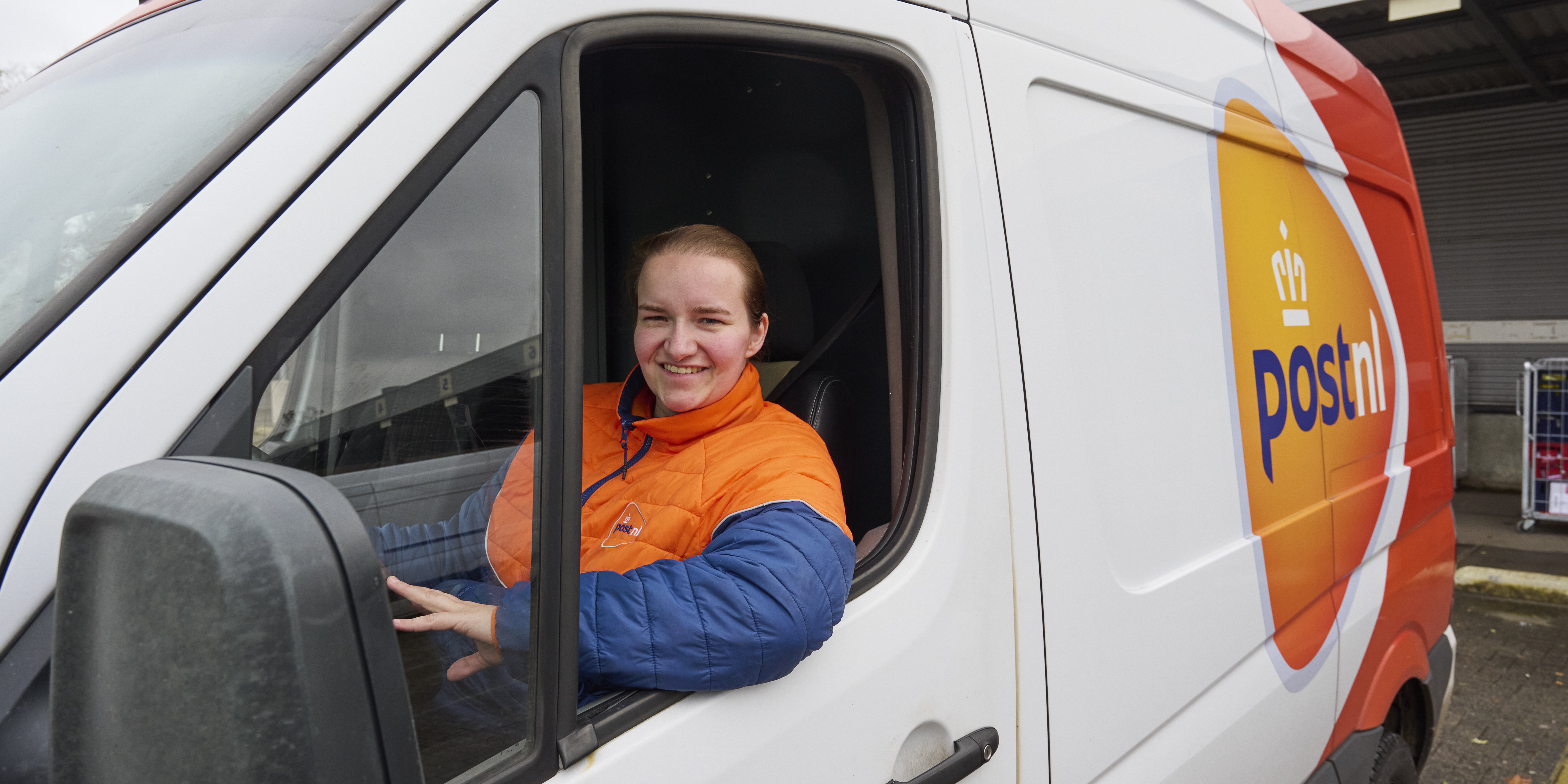 Deveny aan het werk als chauffeur bij PostNL