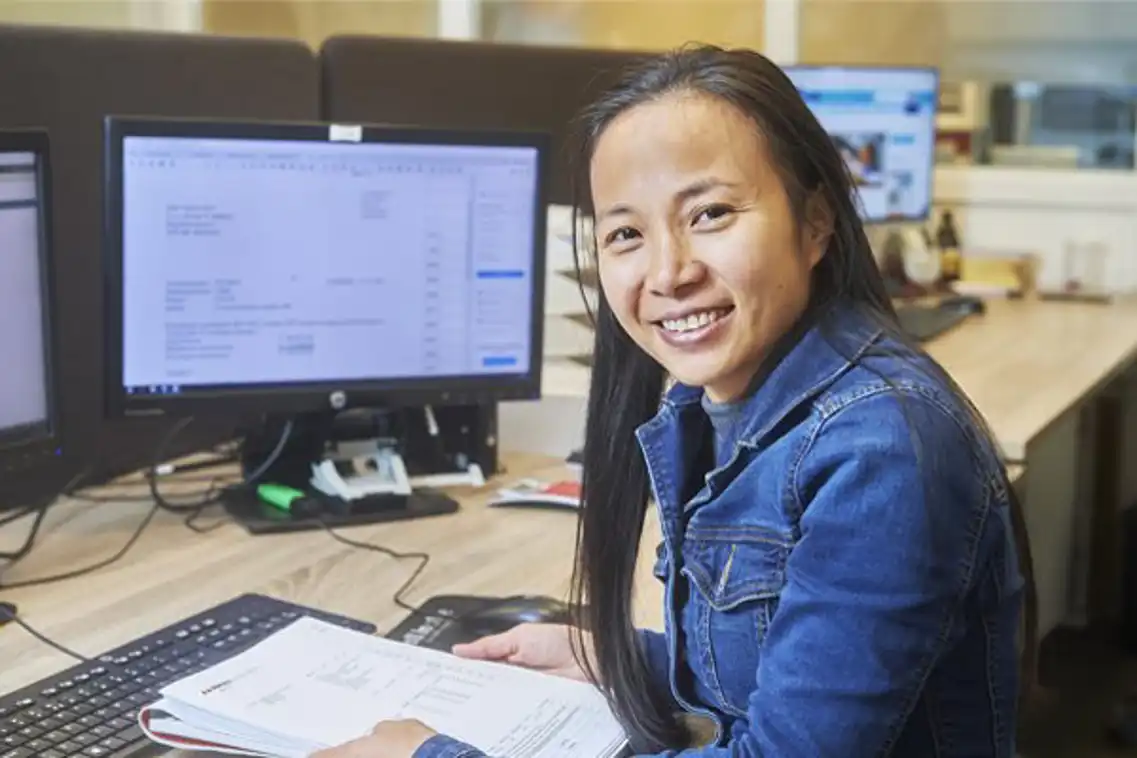 Hang vertelt over haar werk als financieel administratief medewerker bij Gebr. Janssen