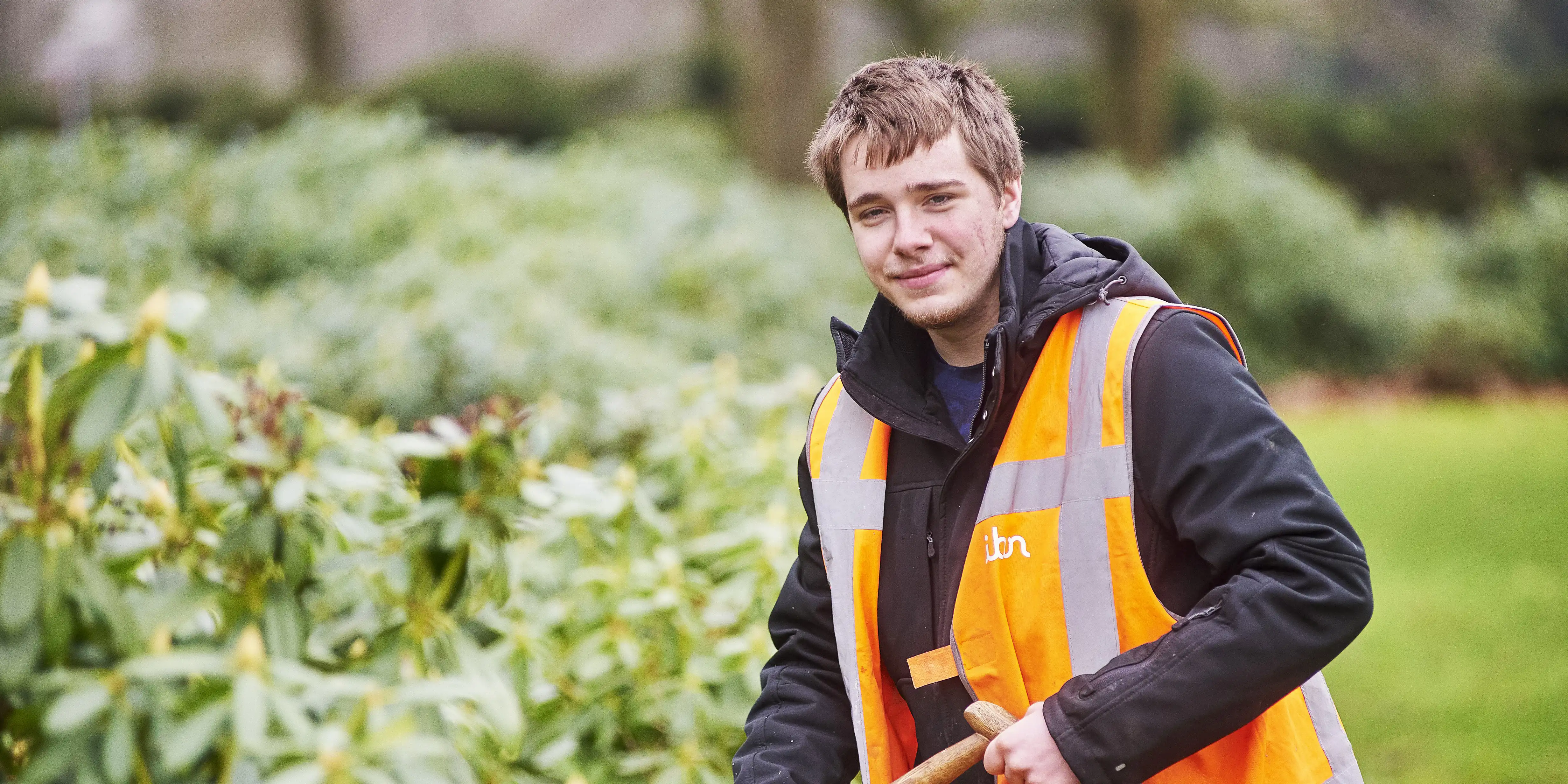 Jamie aan het schoffelen