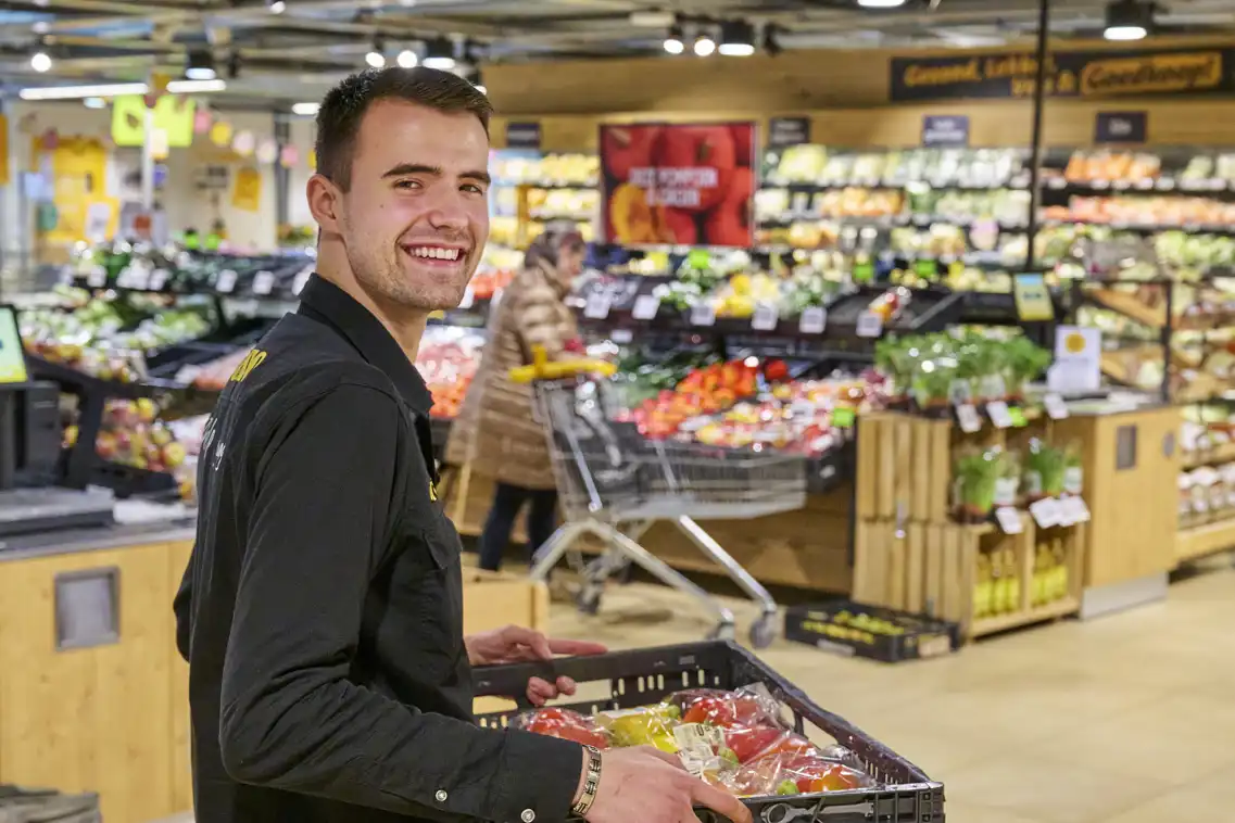 Thomas runt zijn 'eigen' groente- en fruitzaak binnen Jumbo