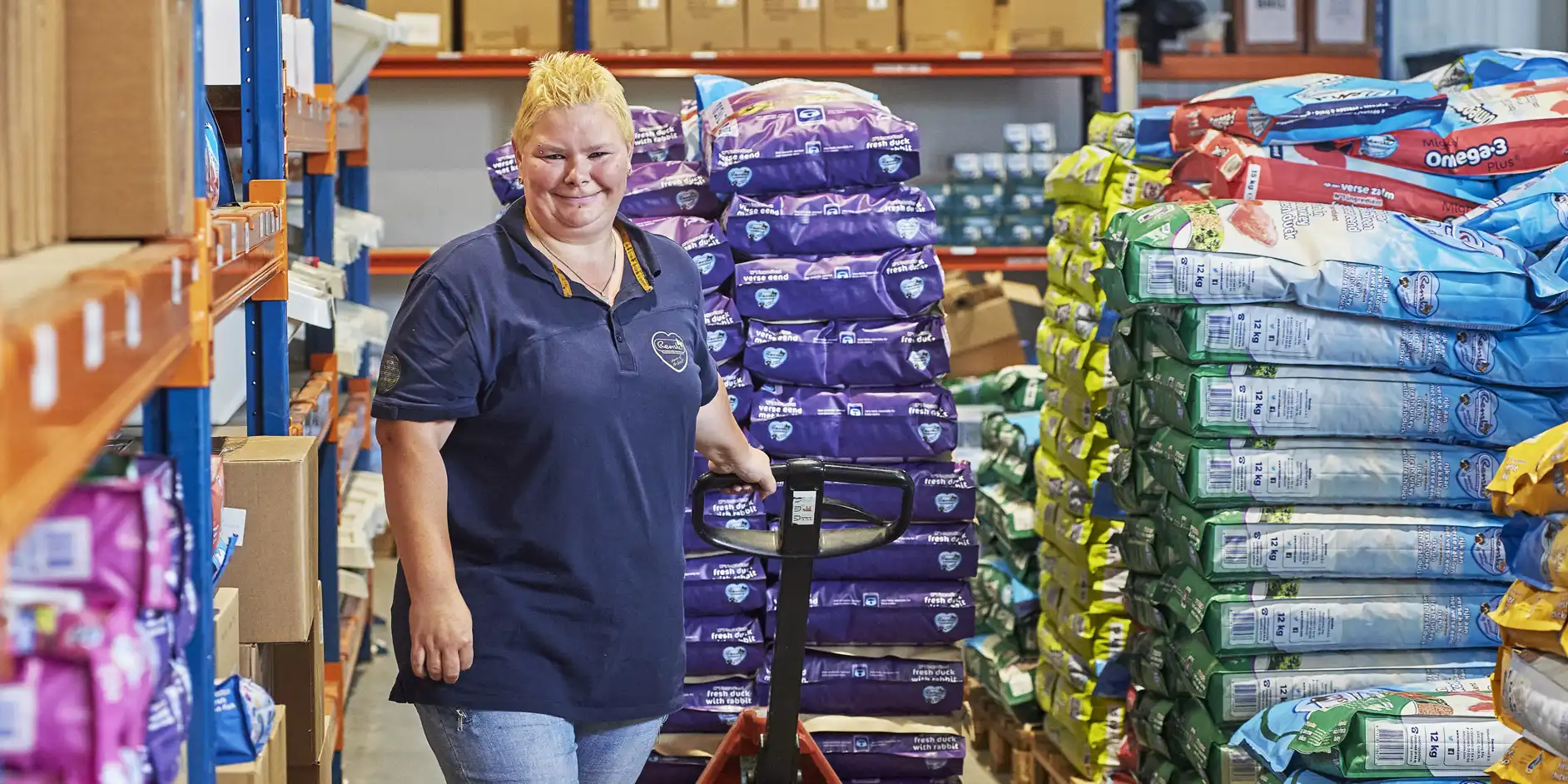 Annemarie aan het werk bij Renske Natuurlijke Diervoeding b.v.