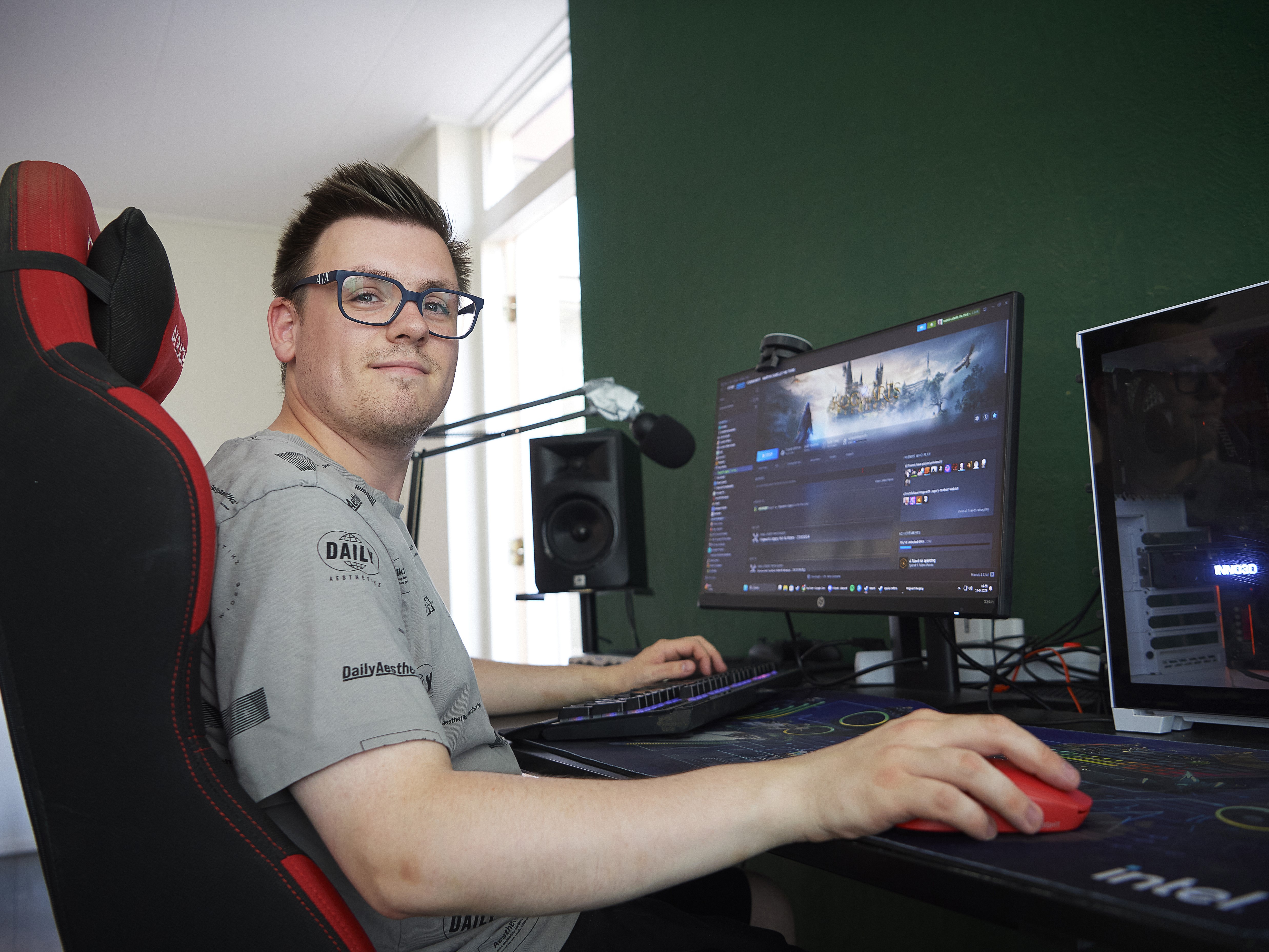 Joël achter de computer aan het videogamen
